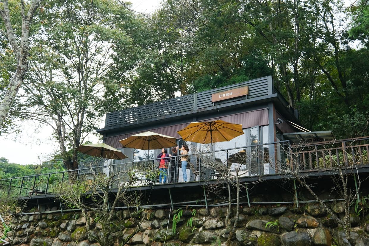 「行者咖啡」座落在一片綠林之中。