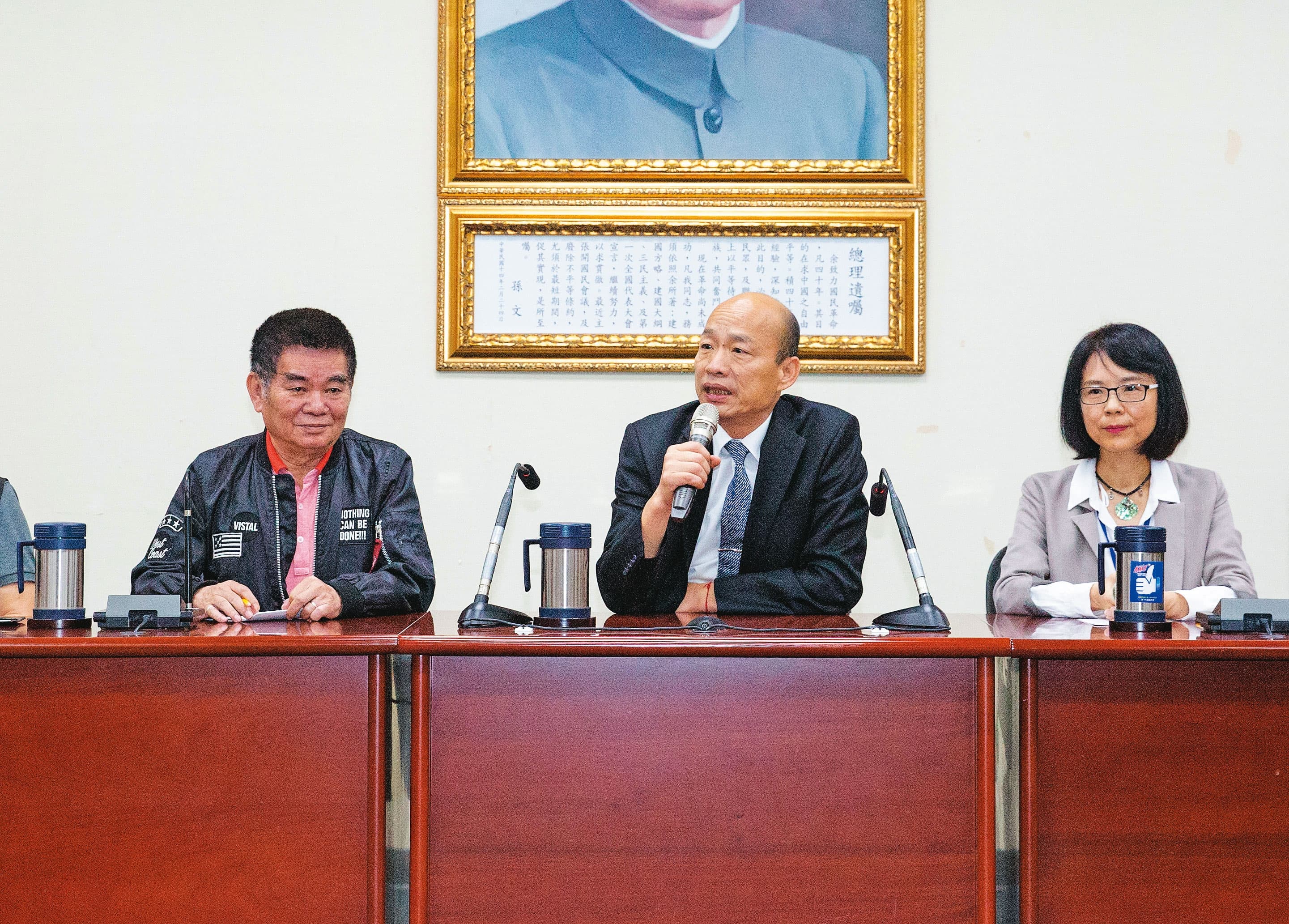前年國民黨總統初選期間，韓國瑜（中）在「吳韓會」後表態願納入初選民調，當時與他共同出席記者會的中常委姚江臨（左）等人，至今仍挺韓。