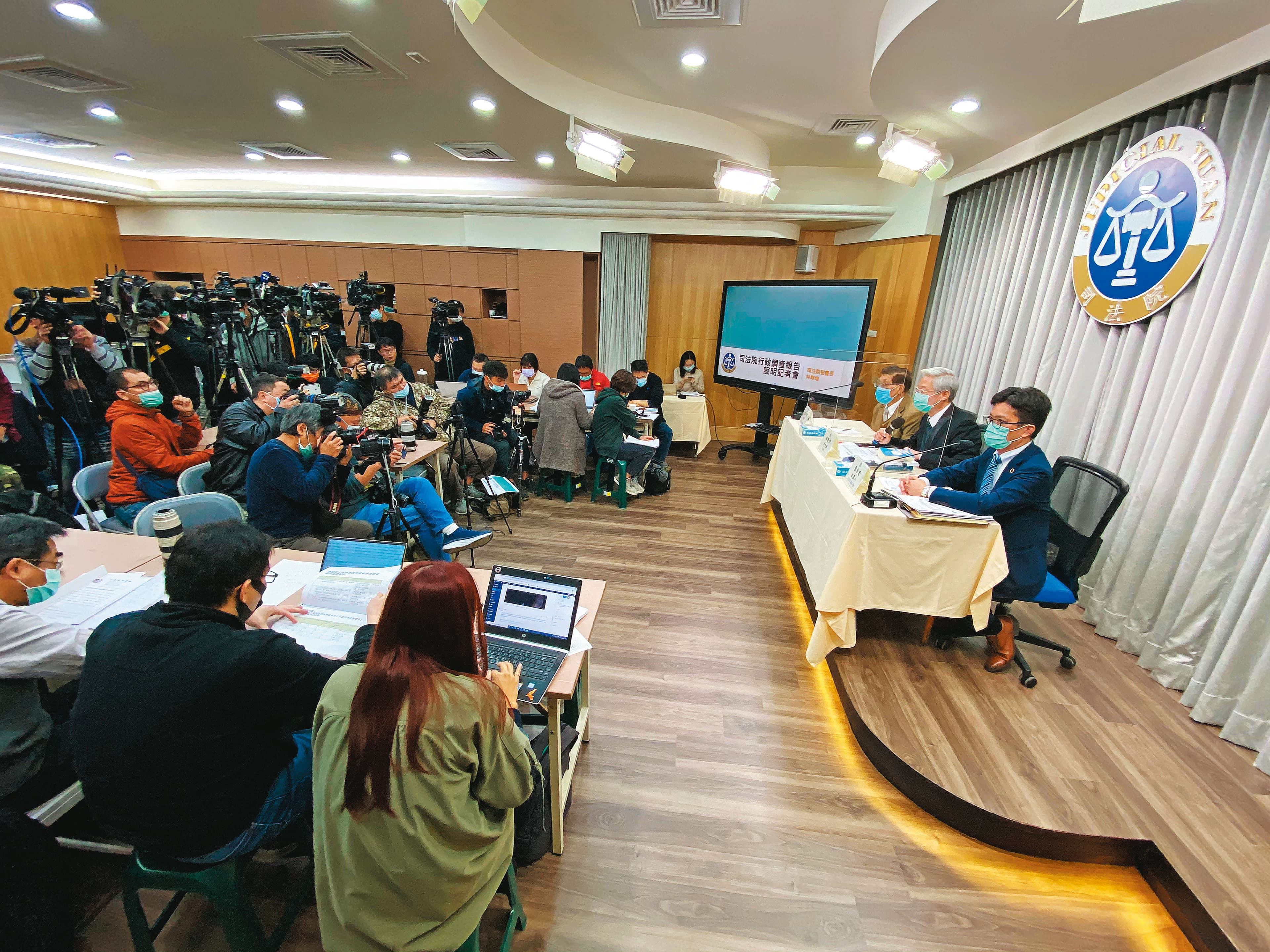 司法院祕書長林輝煌率隊公布翁茂鍾案後續調查報告,並將20名法官移送懲處,對於司法形象受損,深感痛心。