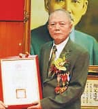 司法院調查認定,最高行政法院前院長林奇福(右)與翁茂鍾不當接觸22次、受贈衣服5次、受贈營養品10次,往來次數最多。(翻攝《司法周刊》)