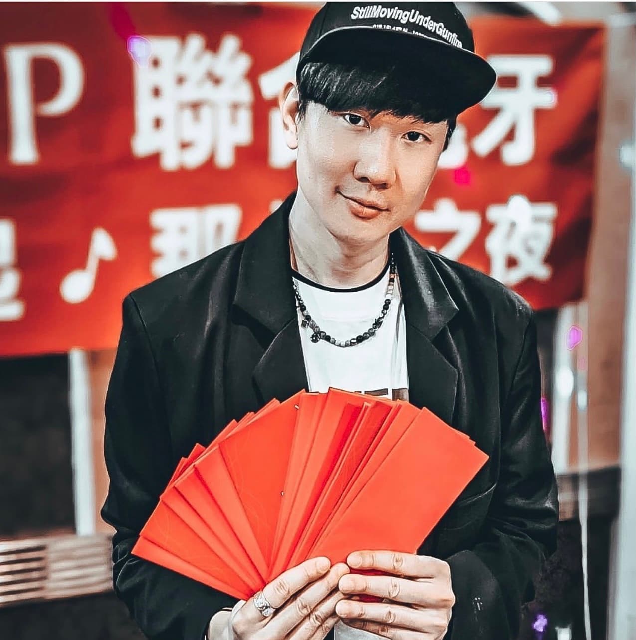 JJ林俊傑舉辦尾牙，秀出一疊紅包犒賞員工。  （圖／摘自林俊傑IG)