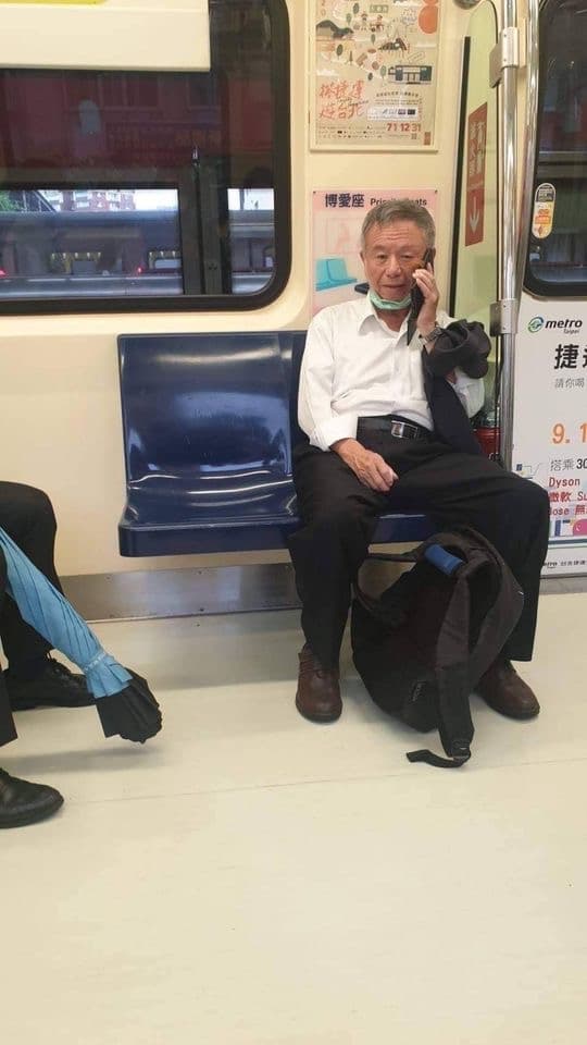 楊志良先前因「開除說」而引發爭議,網友亦貼出他「不遵照口罩SOP」之照片,諷刺「開除他」。(翻攝自水鏡政經學院臉書)