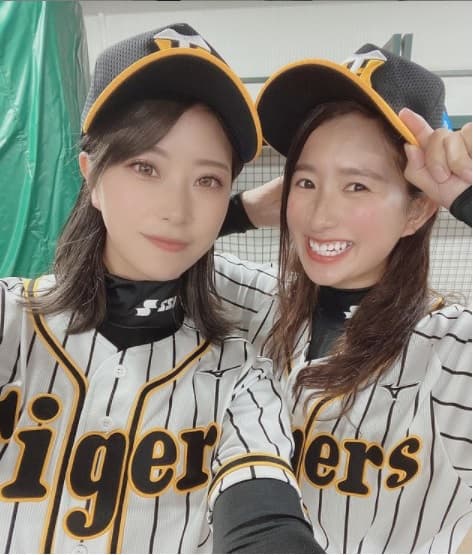 效力於「阪神虎Women」的高塚南海（左），日前開心分享新球衣的照片。（翻攝自高塚南海IG）