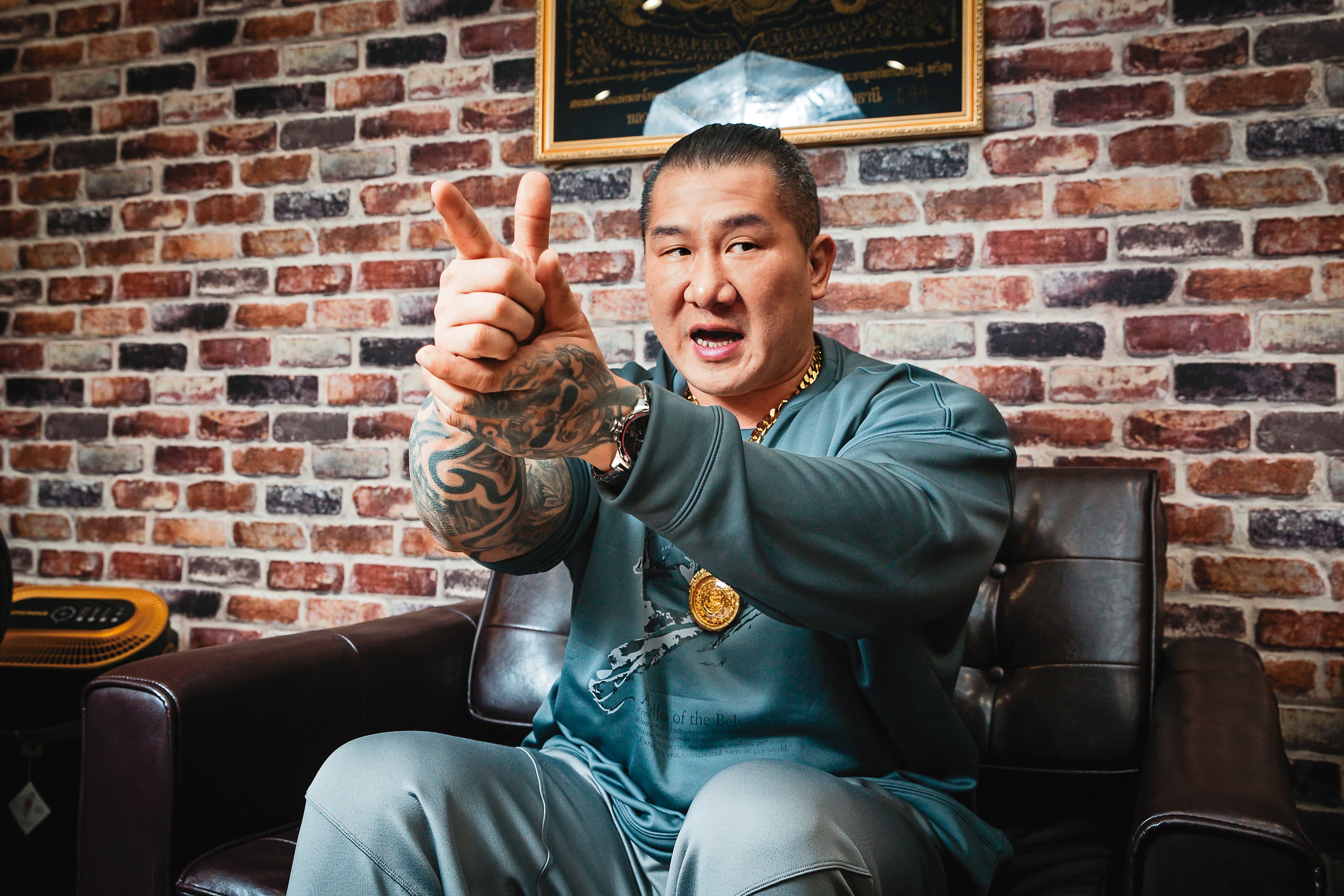 去年8月，陳之漢被人近距離開3槍，擊中手部與雙腿，至今走路仍受影響。