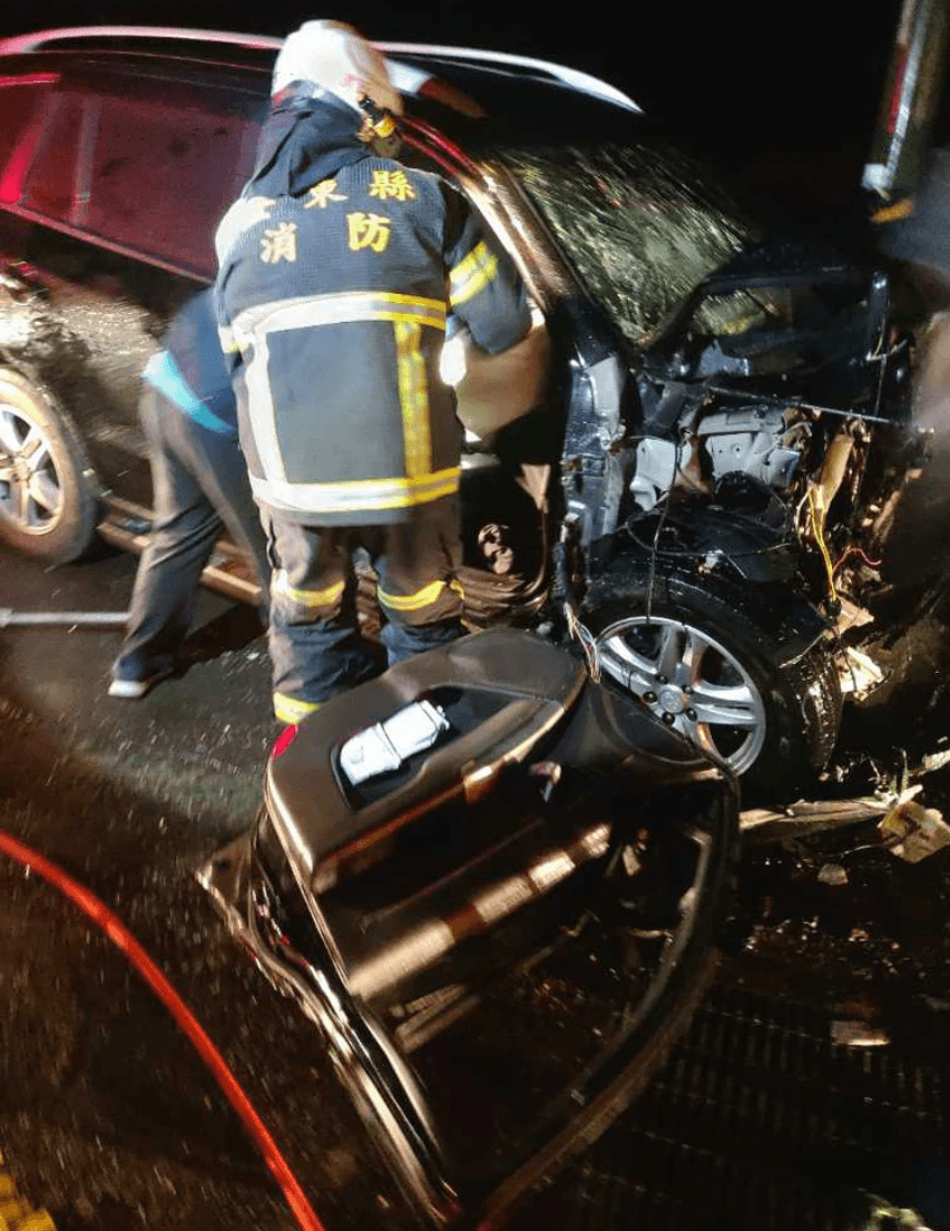警消持器械破壞車體，將卡在車內的前縣議員救出送醫。（翻攝畫面）