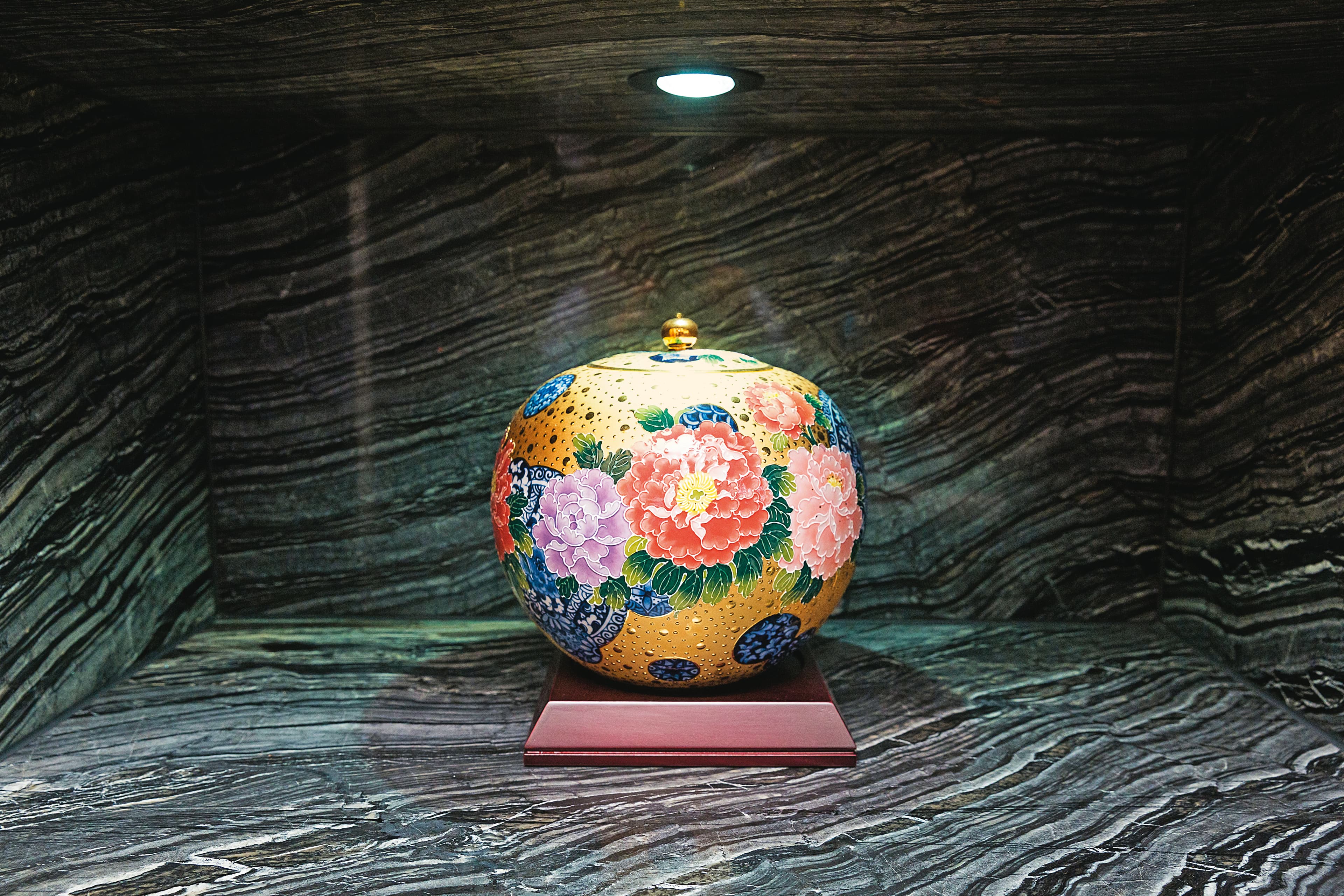新年是辛丑牛年，辛為金，丑為土，因此只要有金、有土的飾品都會相當旺。