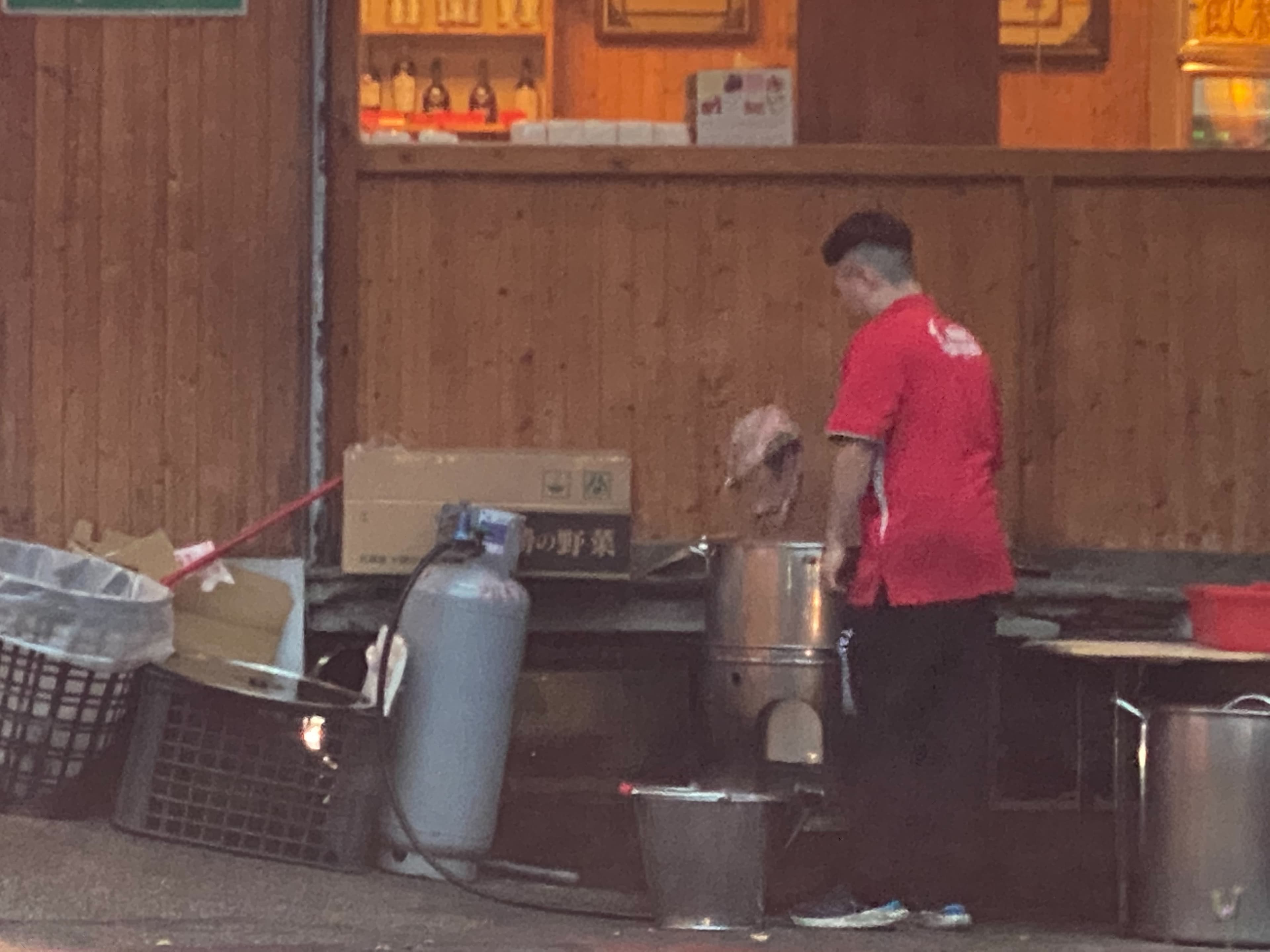 事經一年店家仍未收斂，大型湯鍋、流理臺等用具依然放置在道路上危及行人，北市府也未做出相關處置。