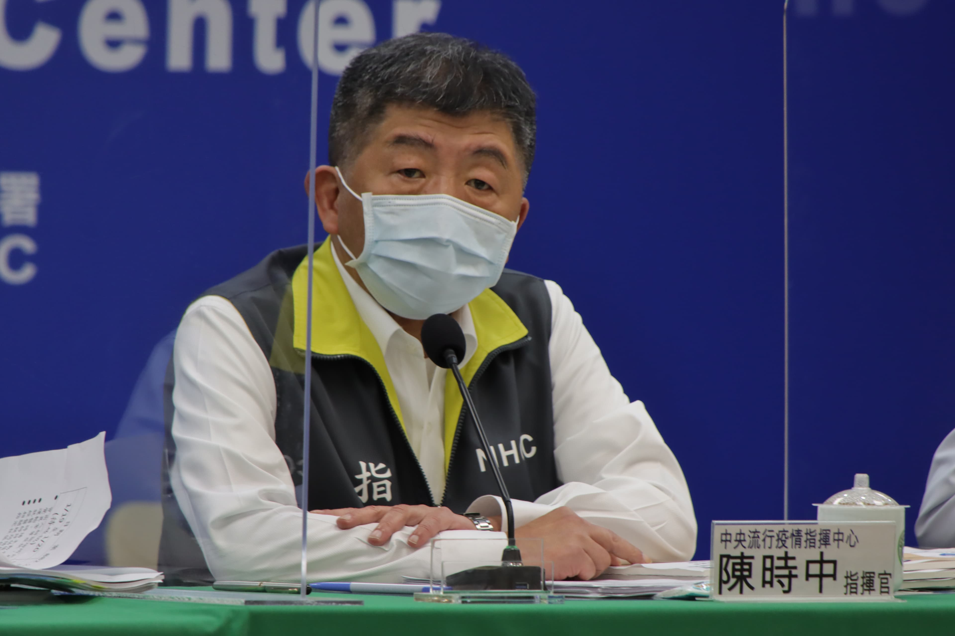 陳時中回應，去年1月24日到衛福部立桃園醫院視察，剛好遇到2名從武漢山路「跑出來」的年輕人在採檢。（指揮中心提供）