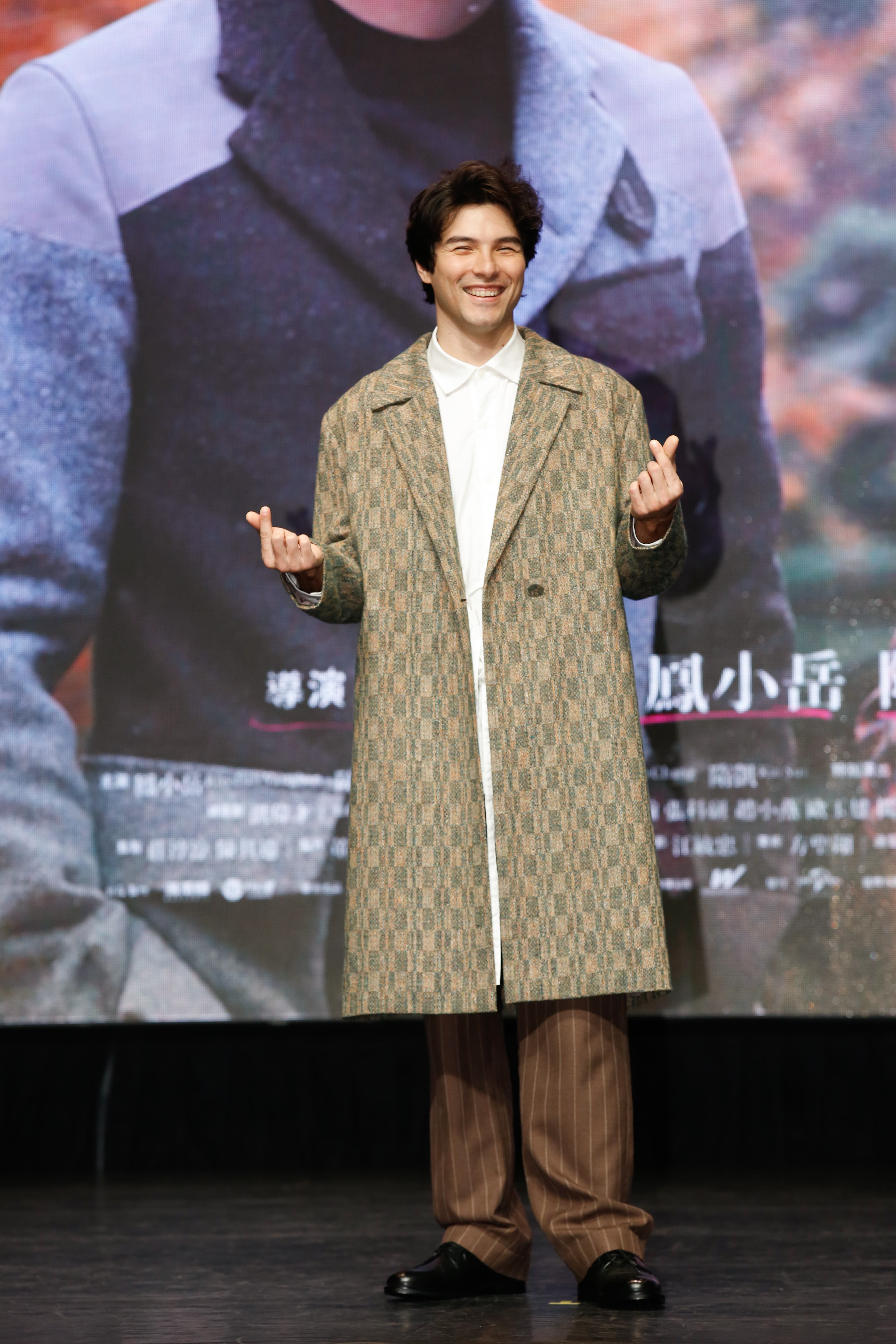 平常很酷的鳳小岳，被要求擺一個比愛心的姿勢，他隨即乖乖比出手指愛心，被誇「很好cue」。