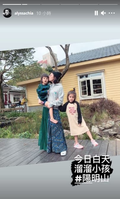 5歲咘咘的身高已經超過賈靜雯的腰。（翻攝自賈靜雯IG）