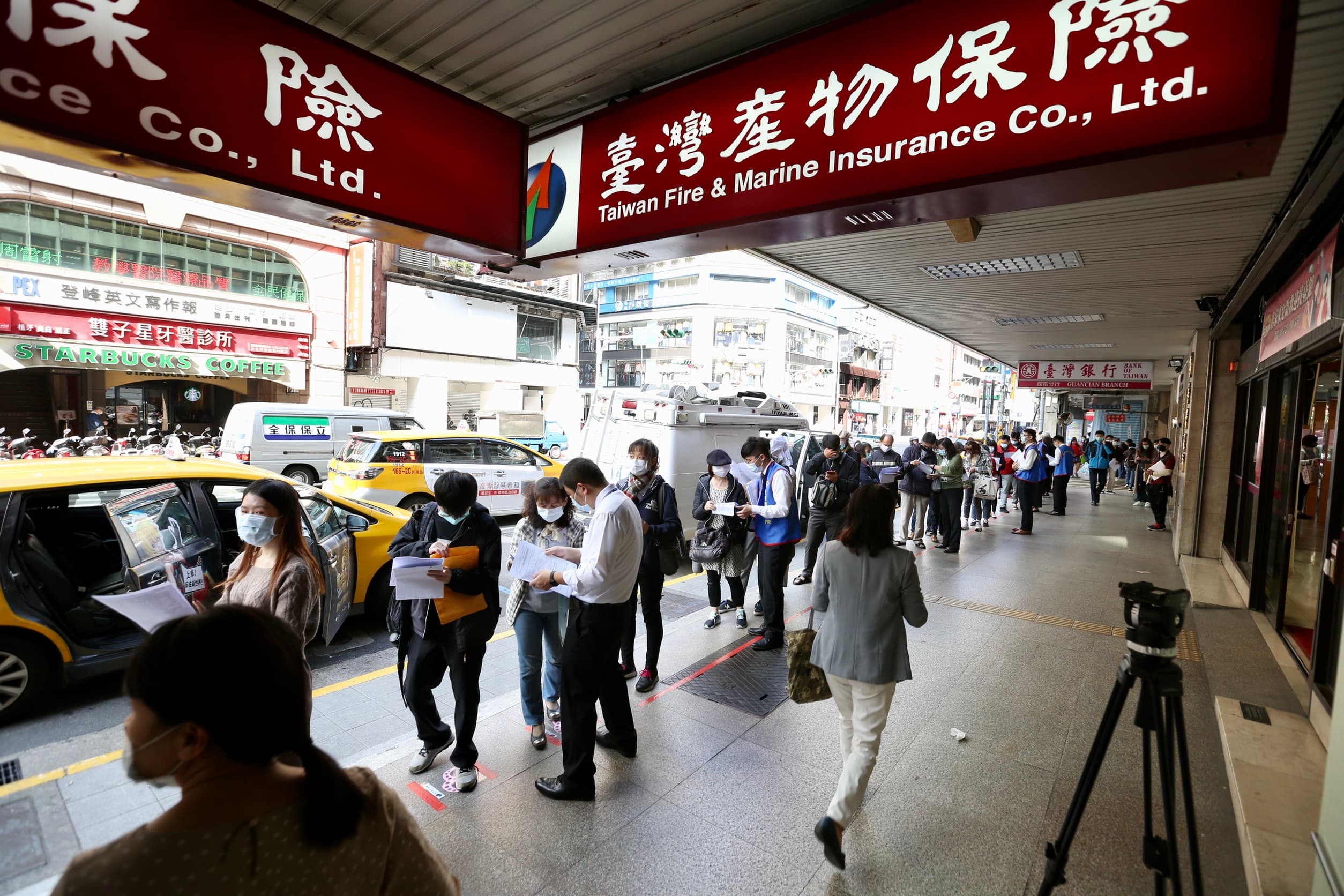 台產防疫保單25日最後收單，門市外出現數百公尺的排隊人潮。