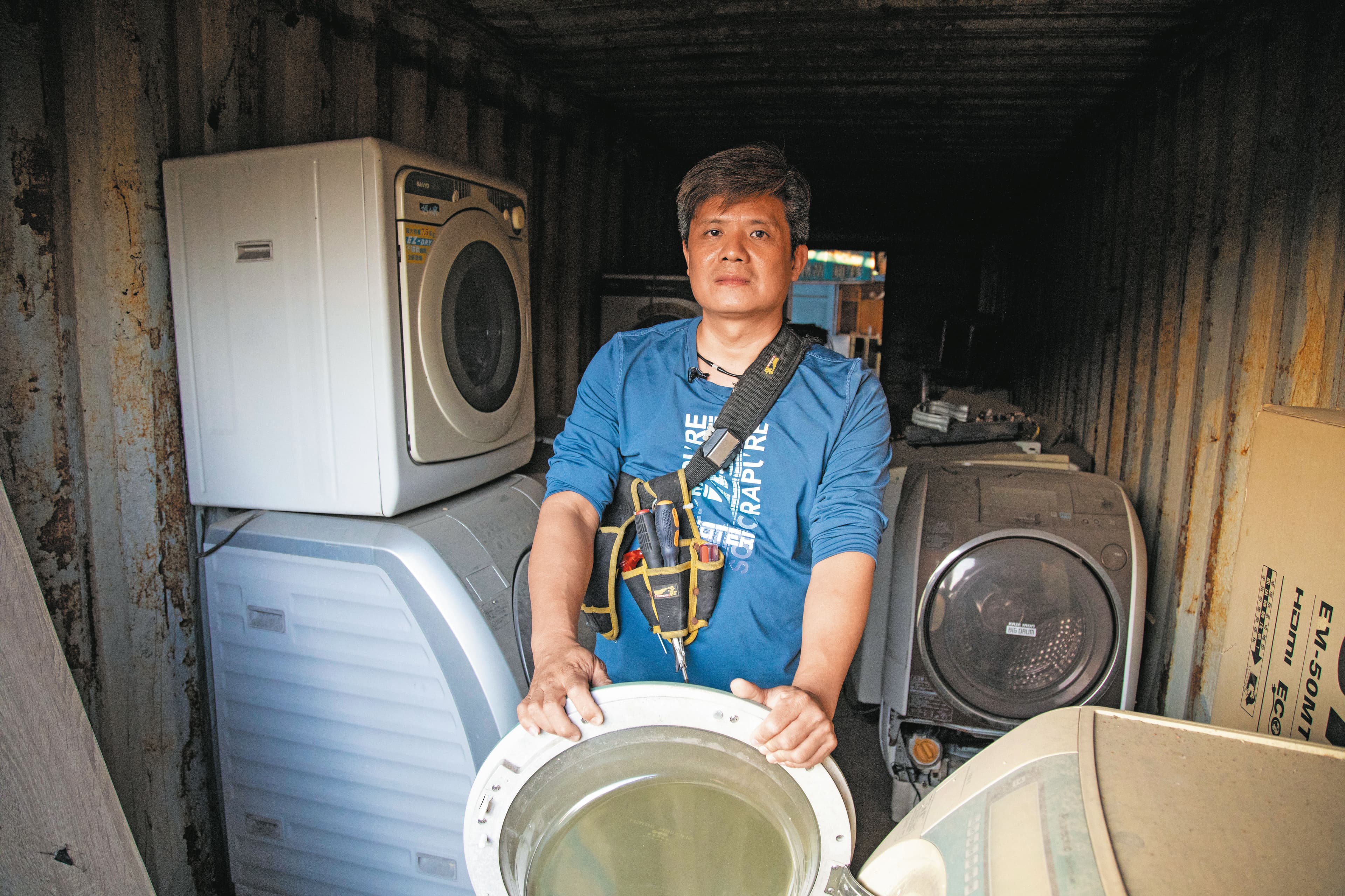 陳龍綺如今無法重拾海產店事業，靠替人修冷氣、洗衣機維生；近期他還考到丙級空調執照。