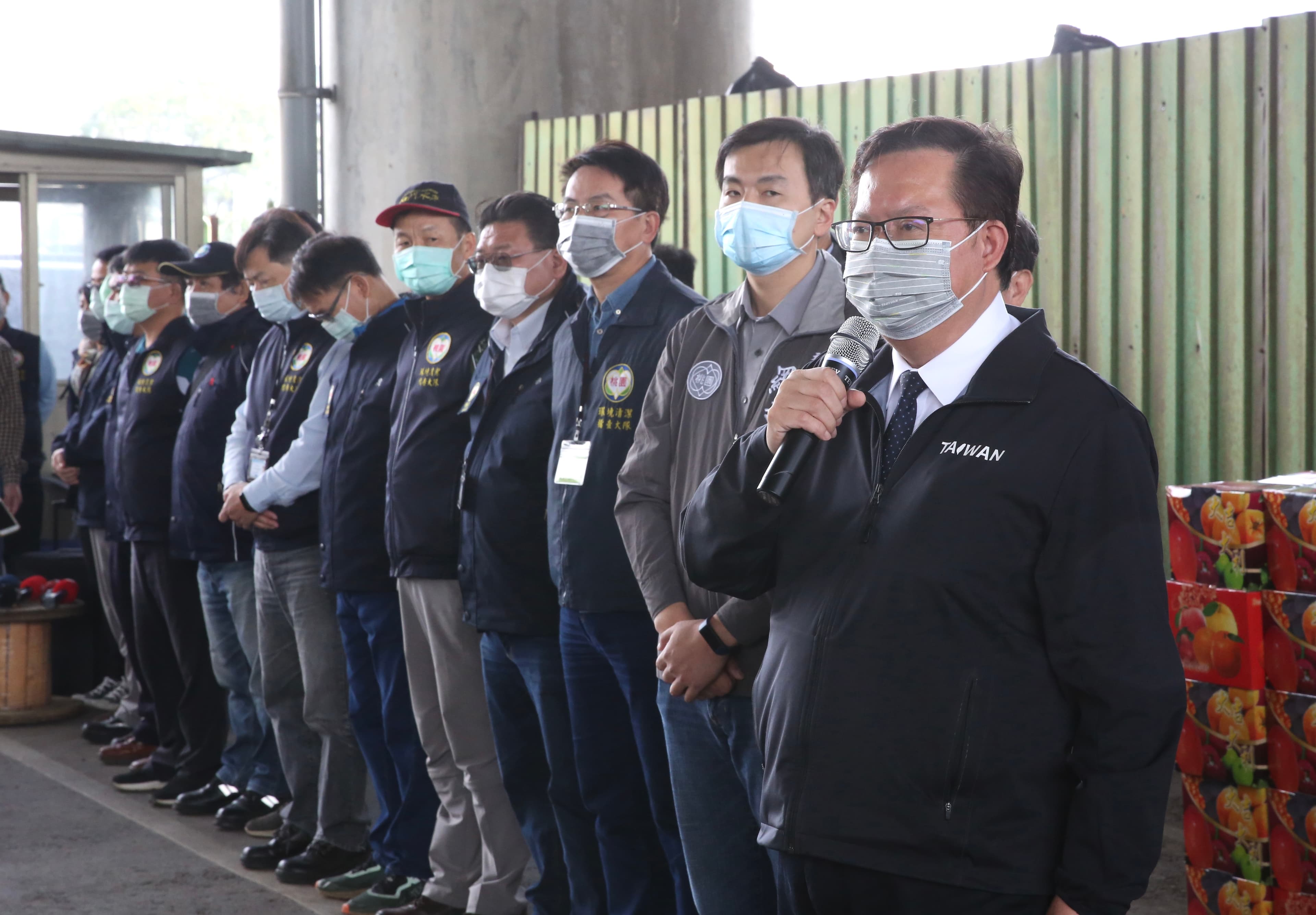 桃園市長鄭文燦強調，防疫和醫療一樣重要。 圖為鄭文燦出席慰勉桃園清潔隊協助消毒工作。