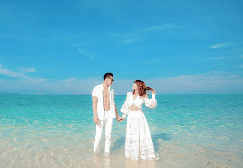 廖曉喬曬出與老公董子淳結婚一週年度蜜月的照片，老公襯衫全開，露出健壯8塊腹肌。（翻攝自廖曉喬IG）