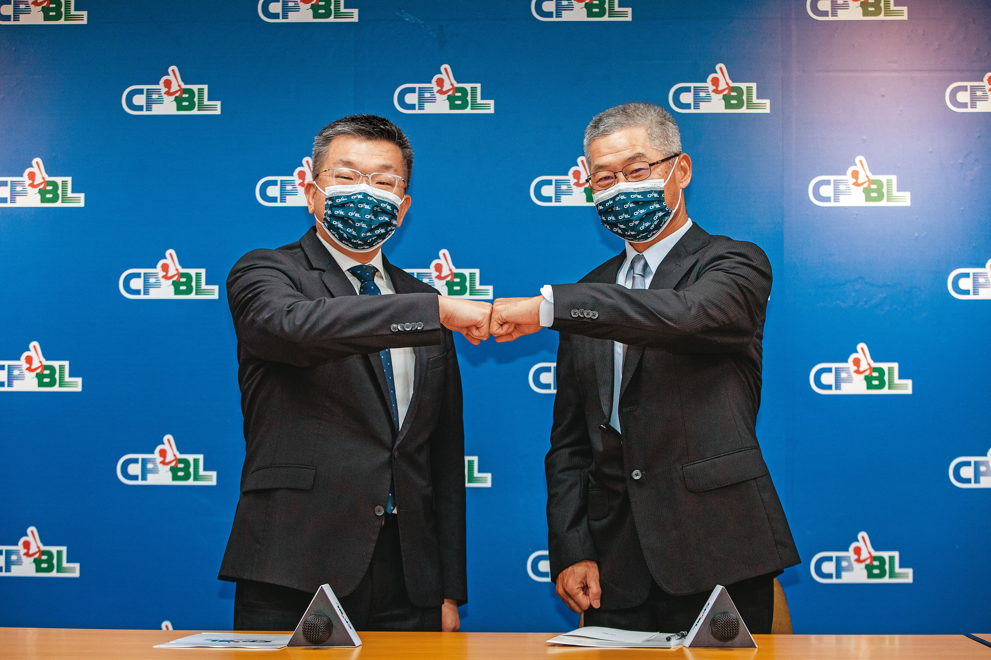 蔡其昌（左）上週四宣布由球員出身的楊清瓏（右）擔任中職祕書長。
