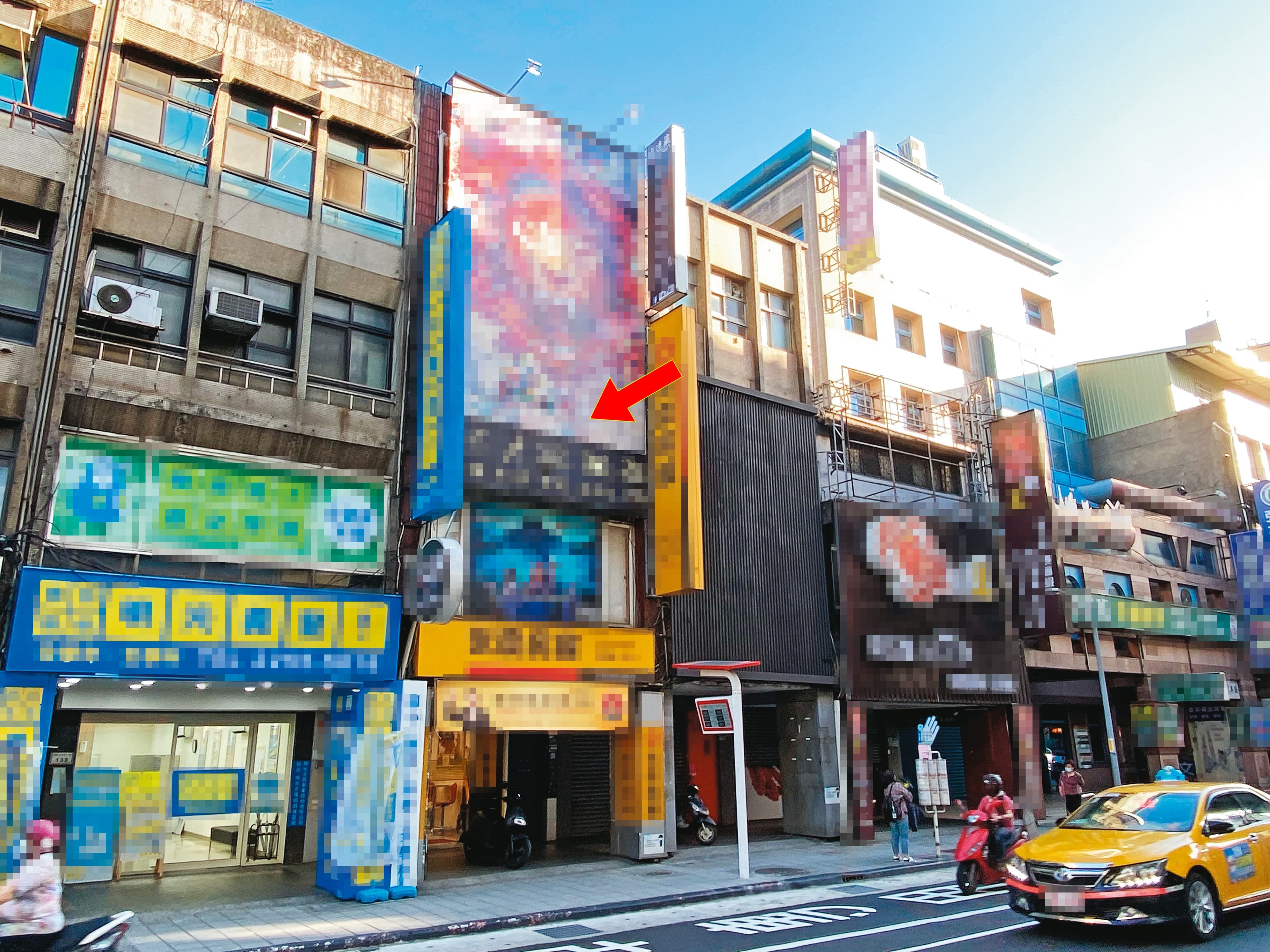 王女指出，他們的色情按摩店（箭頭處）僅距板橋分局8百多公尺，現址已變成其他店面。