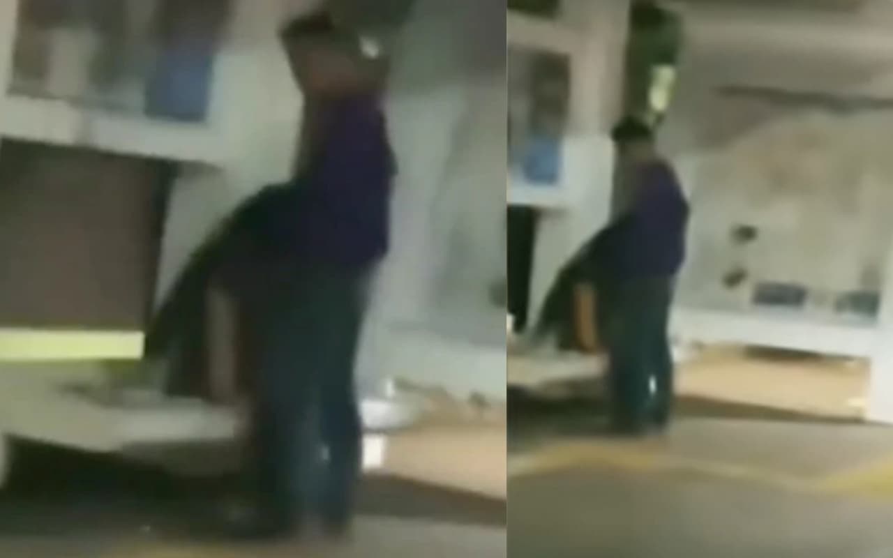 印尼男女公車亭上演活春宮，直到大批人馬來圍觀才倉皇逃走。（翻攝自YouTube Warta Kota Production）
