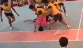 印度卡巴迪賽事傳出不幸消息，一名年輕好手折頸身亡。（翻攝自推特）