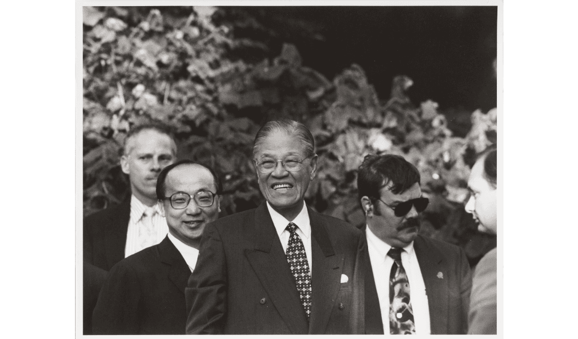 故總統李登輝（中）訪美，時任新聞局長胡志強陪同身旁。（翻攝自康乃爾大學官網）