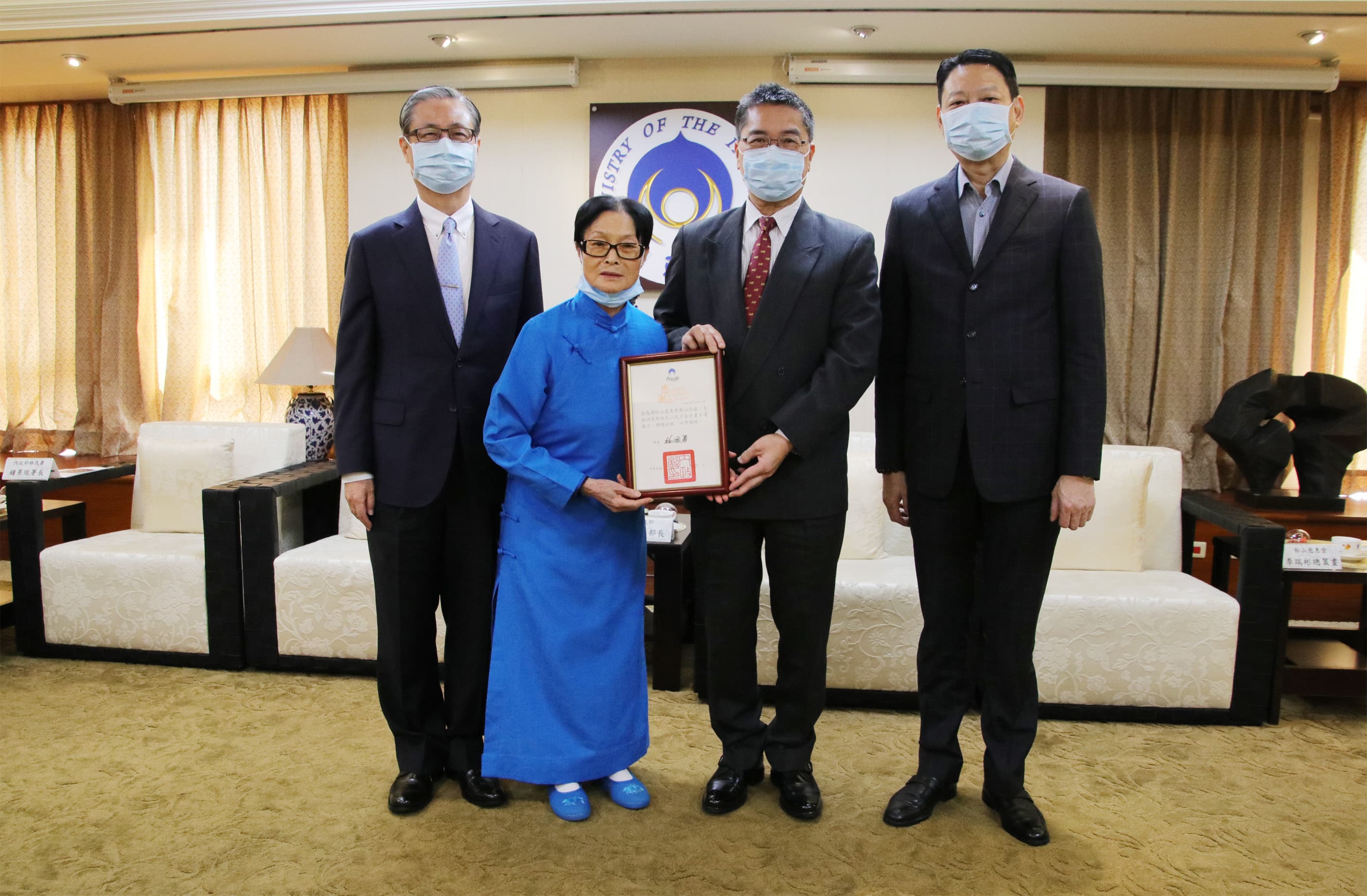 松山慈惠堂熱心公益、培育新住民二代子女，徐國勇（右2）特頒感謝狀。左2為慈惠堂堂主郭葉子、右1為慈惠堂總策畫李瑞彬、左1為移民署長鐘景琨。（移民署提供）