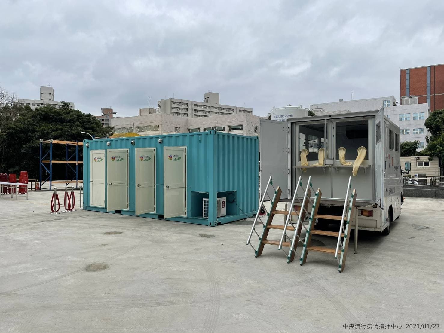中央支援桃園採檢貨櫃屋，提供桃園衛生局安排居家隔離期滿民眾前往進行PCR篩檢之用。（指揮中心提供）