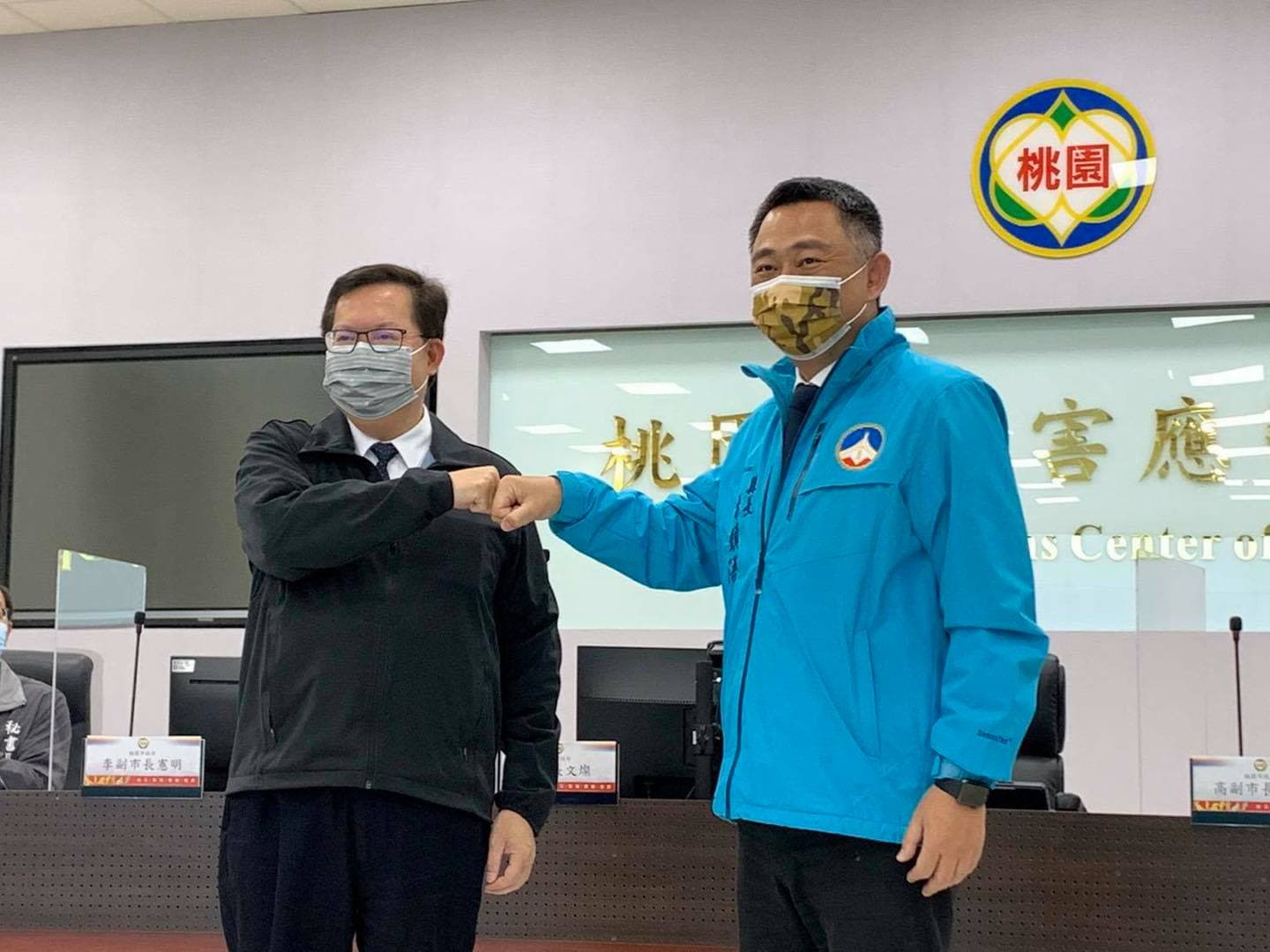 楊鎮浯帶來3,456瓶金酒出品的防疫酒精,相挺桃園。(翻攝自楊鎮浯臉書)