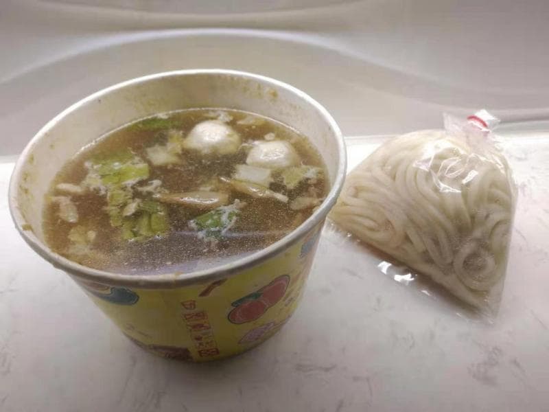 到了晚餐也只有1碗烏龍麵。（翻攝自PTT）
