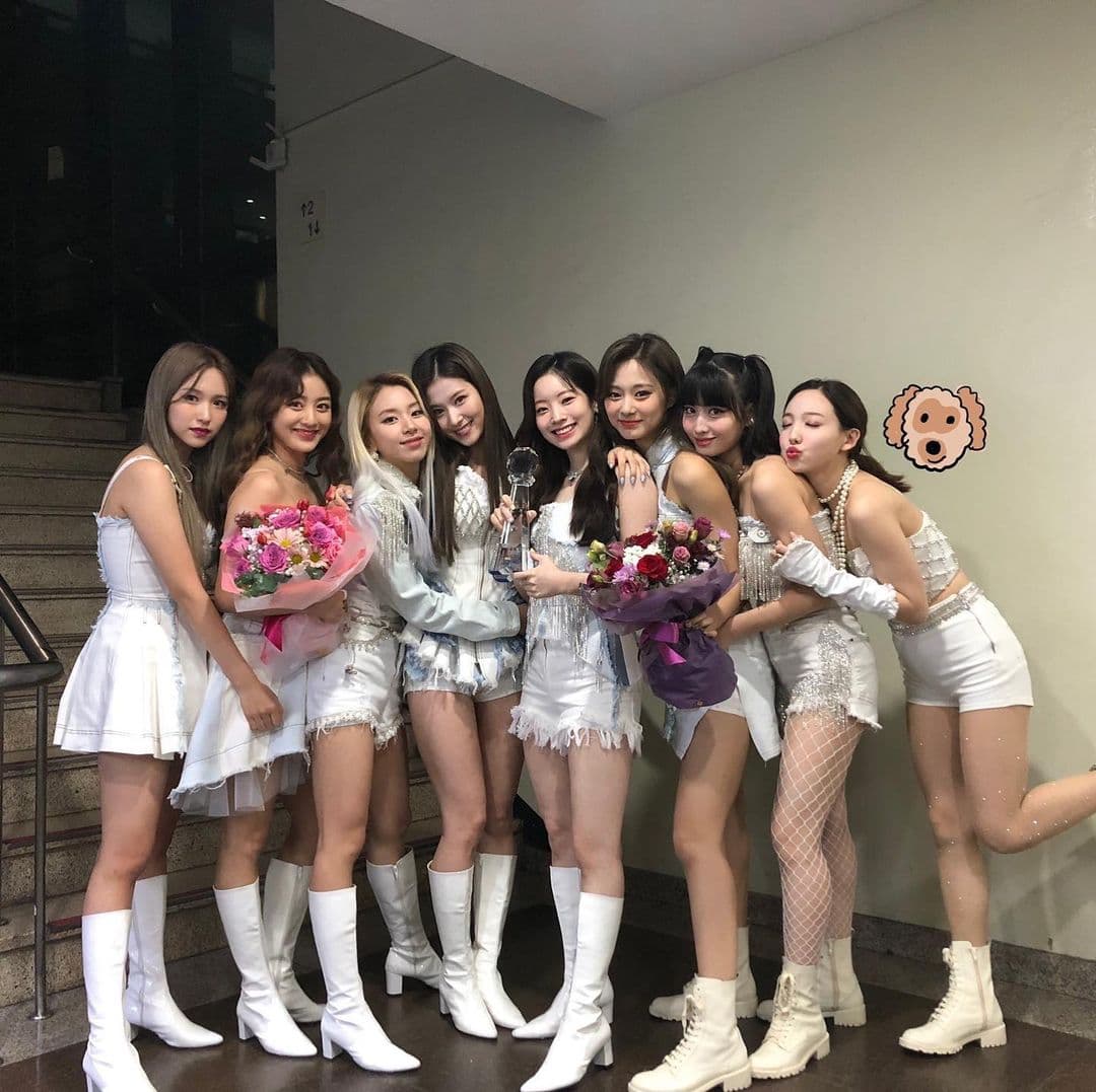 周子瑜（右三）是TWICE成員。（翻攝TWICE IG）