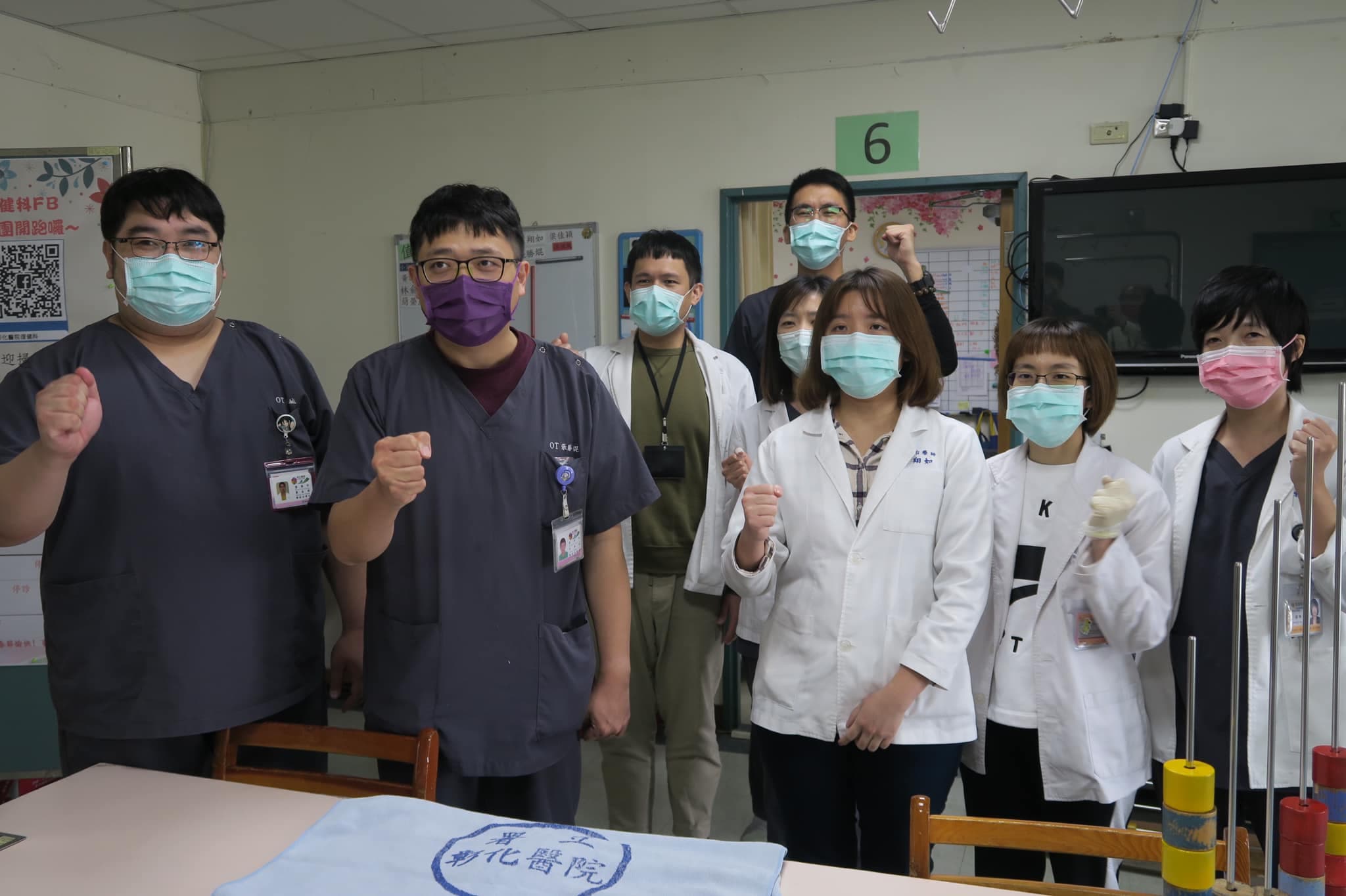 部彰的醫護接力合唱〈手牽手〉，喊出「部桃加油、大家加油」。（翻攝自衛生福利部彰化醫院臉書）