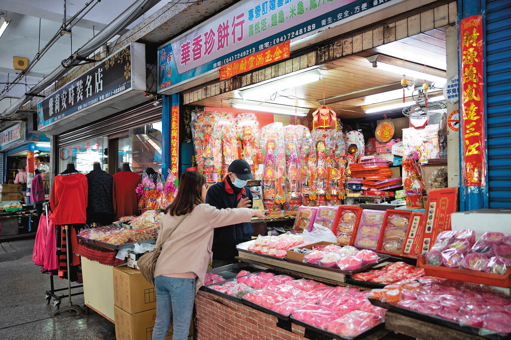 華香珍餅行位於市場外圍的店面，販售琳瑯滿目的祭祀糕點。