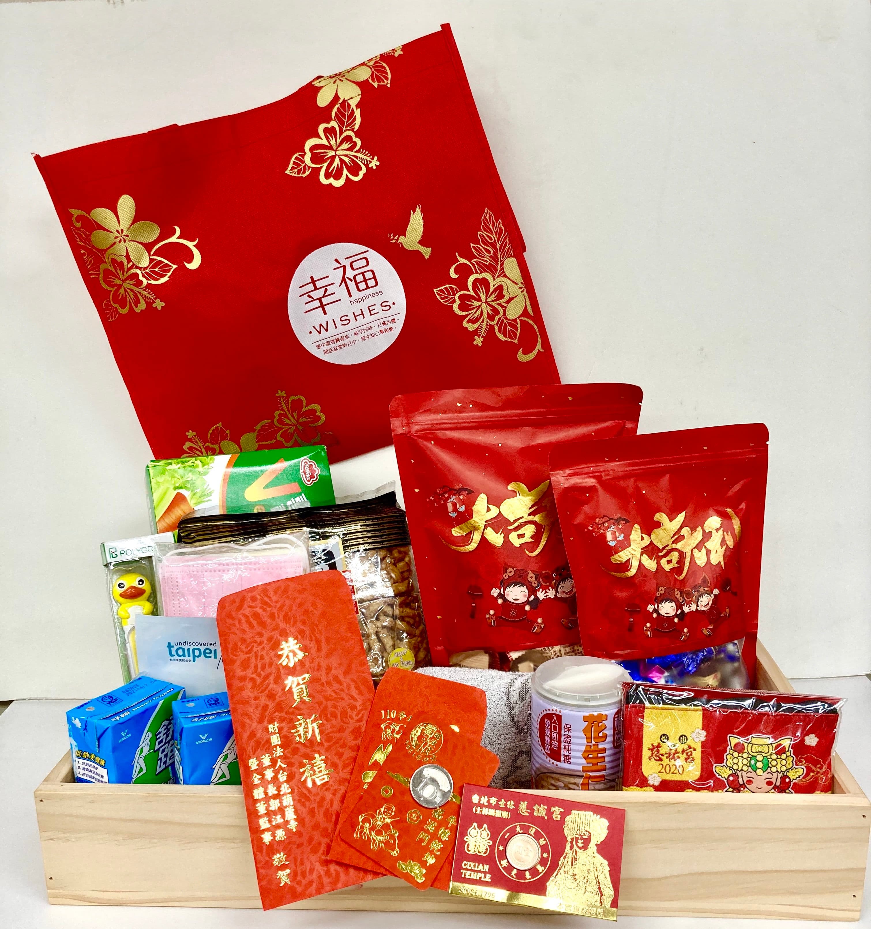新春祝賀關懷包內有新春發財金、年節巧克力、賀歲餅乾、熊讚面膜、祝福零錢包、健康毛巾、防疫口罩、體溫計、垃圾袋及餅乾、泡麵等相當豐富的關懷物資。（台北市民政局提供）