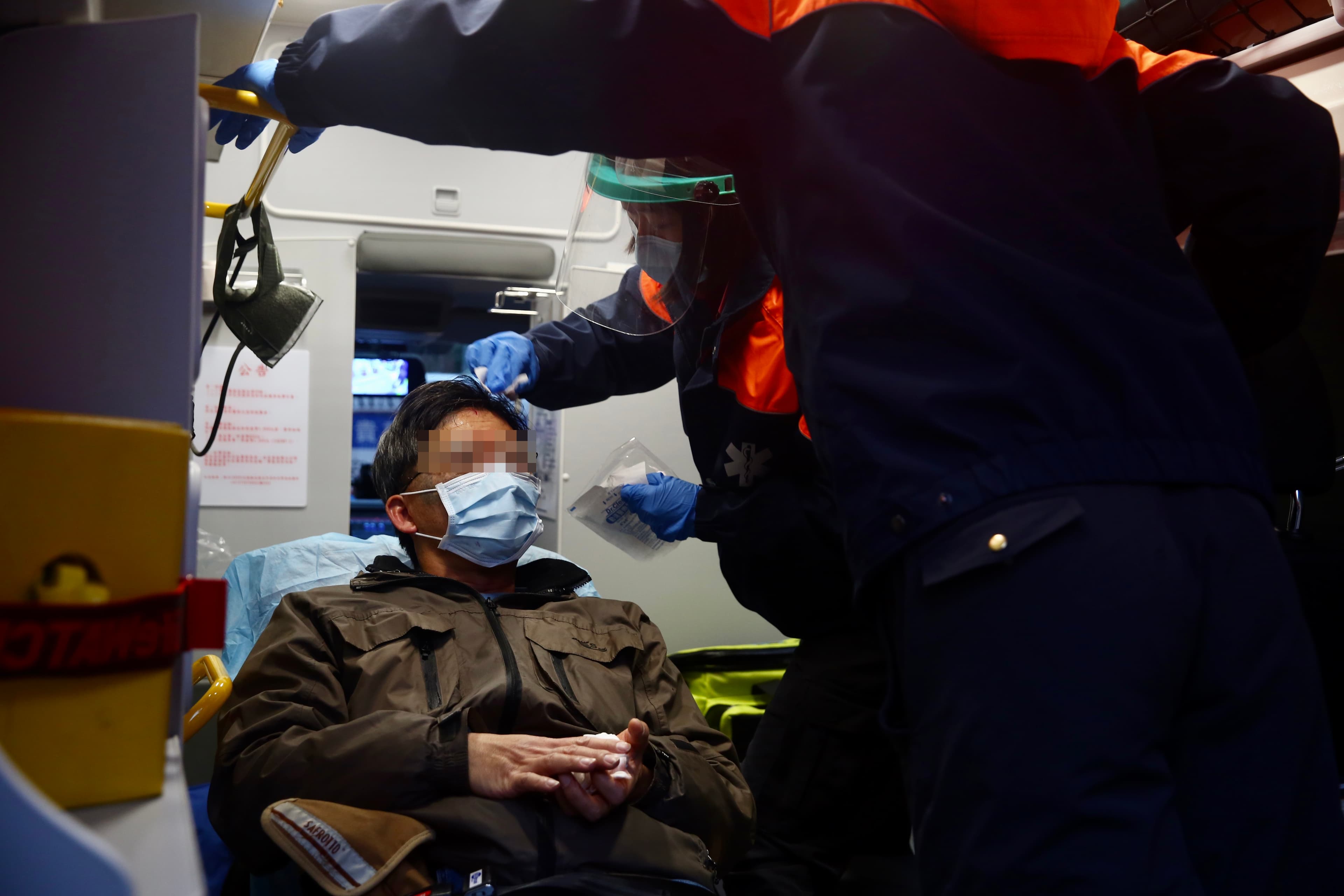 自由時報的方姓攝影記者掛彩，事後於救護車上獲得醫療照顧。