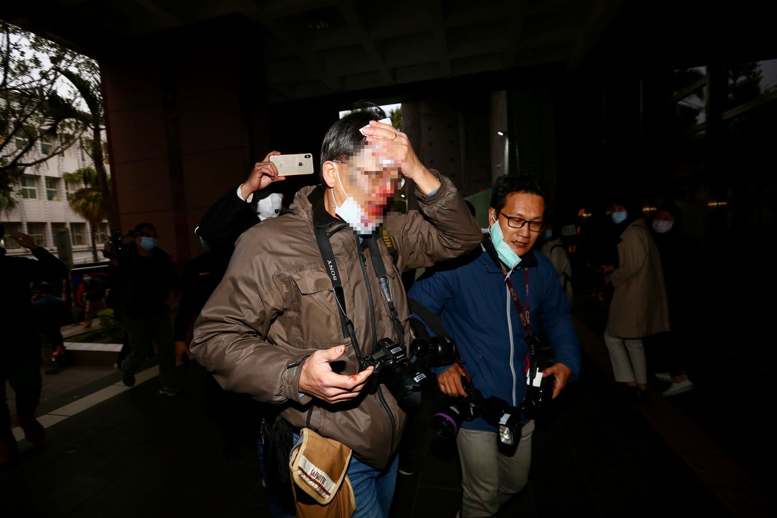 自由時報的方姓攝影記者掛彩，頭破血流。