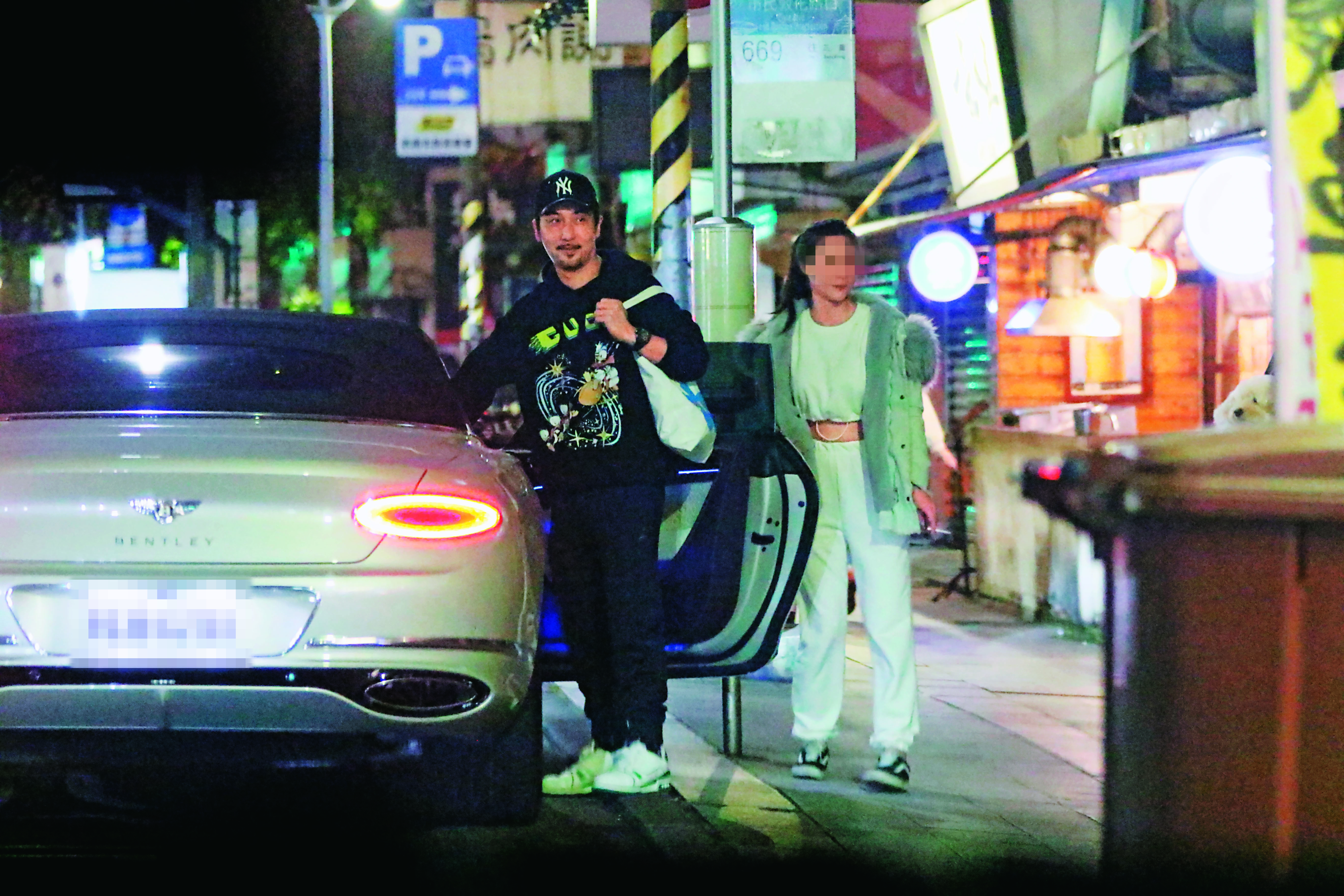 00：09代駕到了之後，李進良和田欣一起上香檳金賓利車離開，獨留白衣女在路邊。