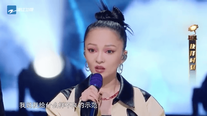 張韶涵首次在舞台上提及「被唱片公司要求向社會大眾道歉」，一句「我沒做錯為什麼要道歉」，引發網友討論。（翻攝浙江衛視畫面）