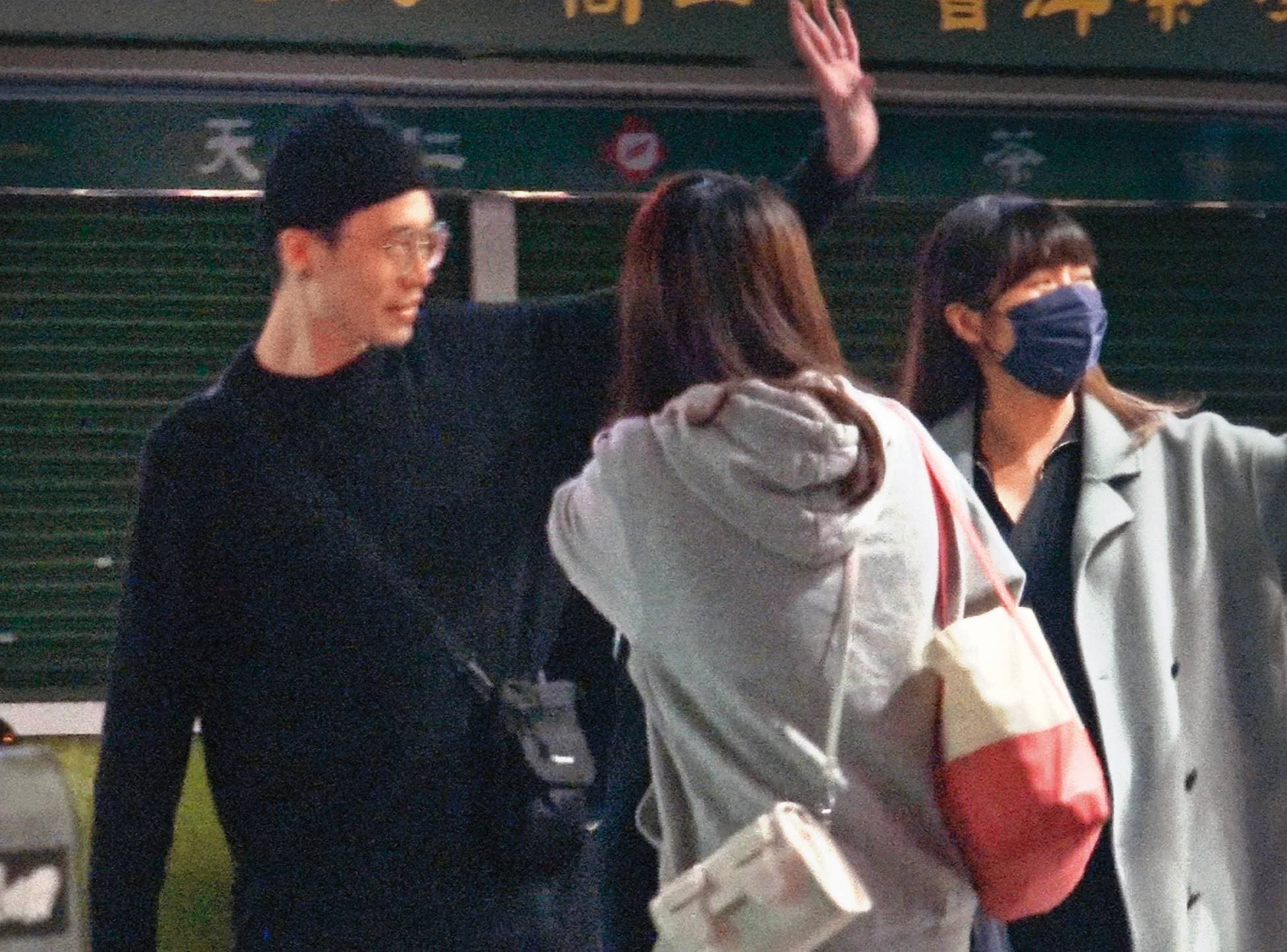 00:55 結束電影之夜，簡廷芮（右）跟老公（左）、妹妹（中）離開影院。