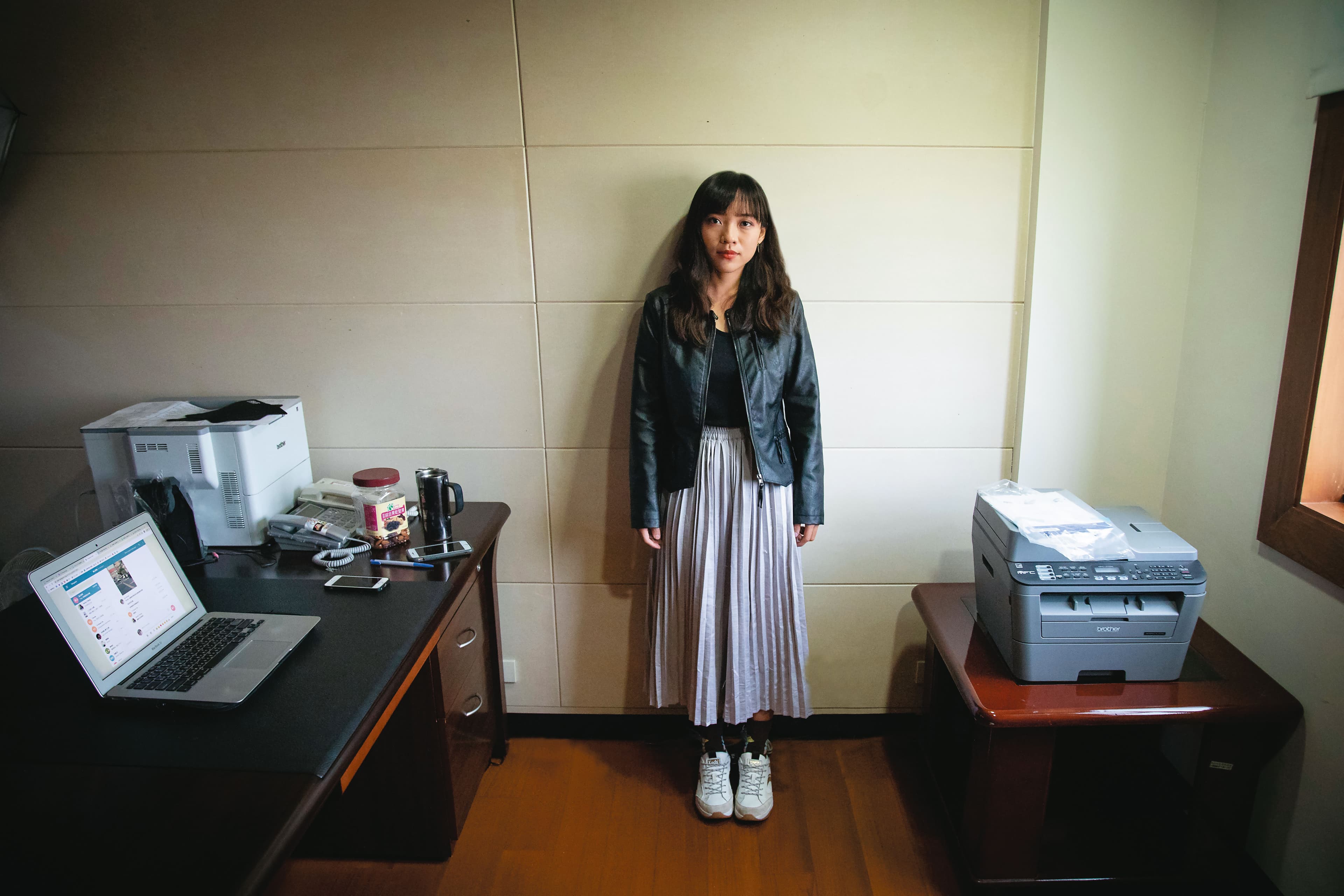 黃捷不善表露情緒，拍照時，攝影記者要求：「能不能給一點情緒？」她顯得有點無措。