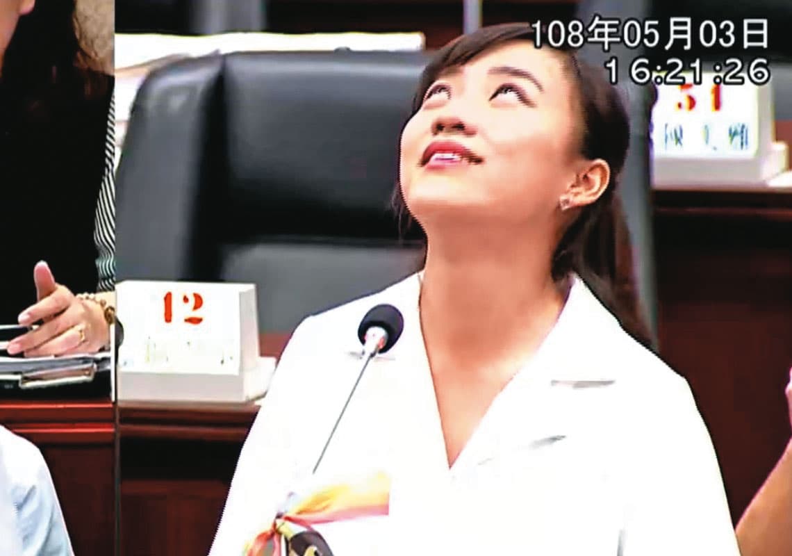 黃捷在市議會質詢時對市長韓國瑜翻白眼，當選才半年就成為全國知名的女性政治人物。（翻攝畫面）