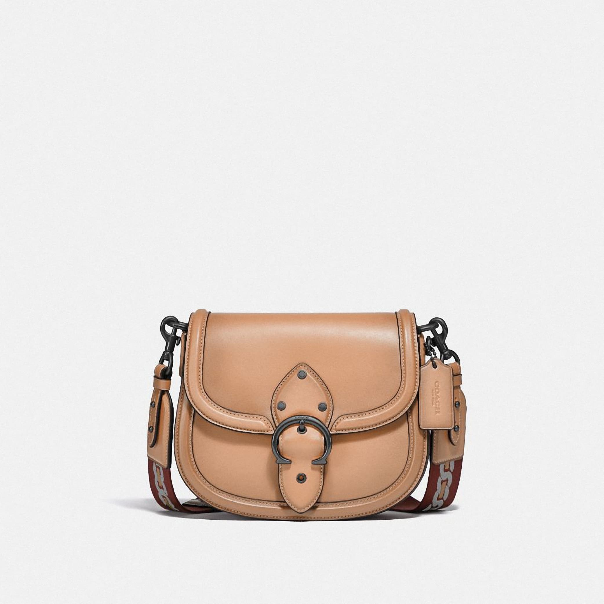 Beat Saddle手袋。NT$25,800。（COACH提供） 