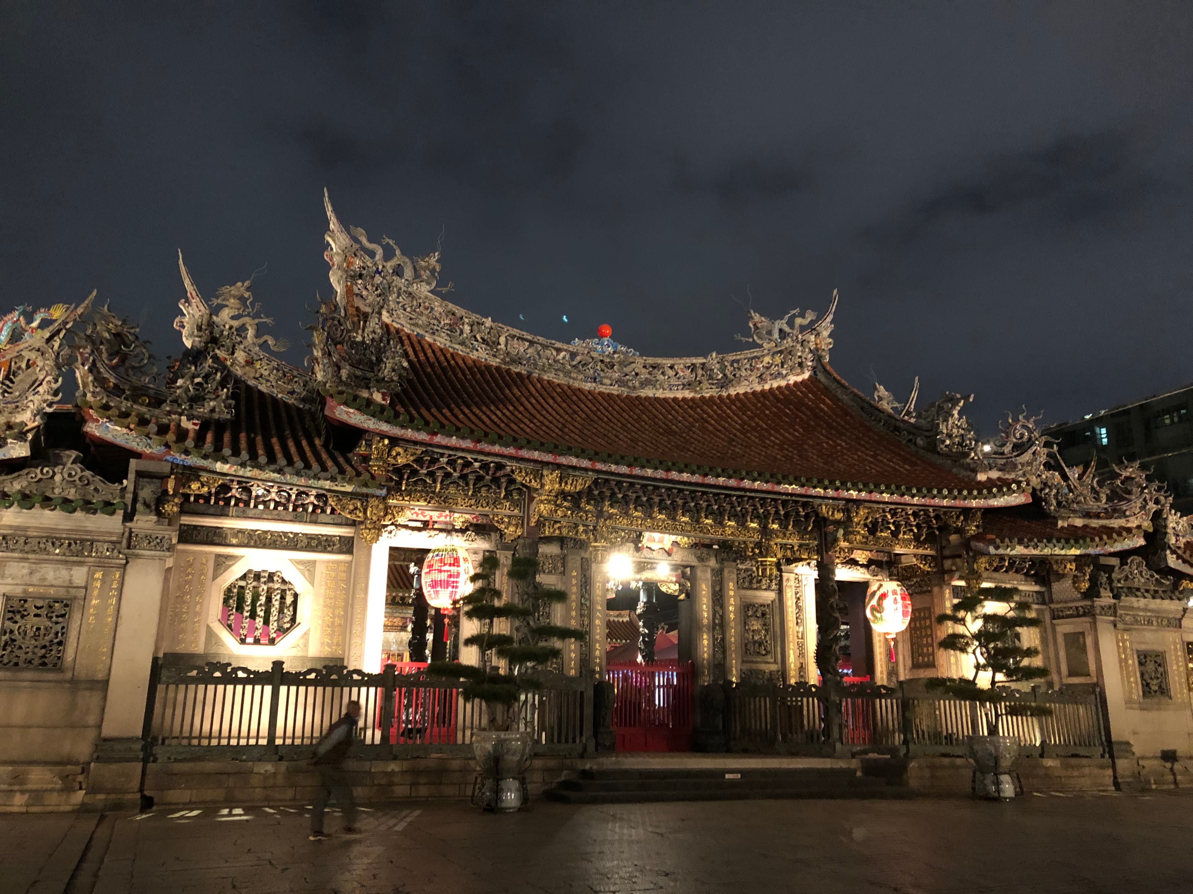 台北市萬華區的龍山寺特別適合單純想談戀愛、要找男女朋友的民眾。（本刊資料照）