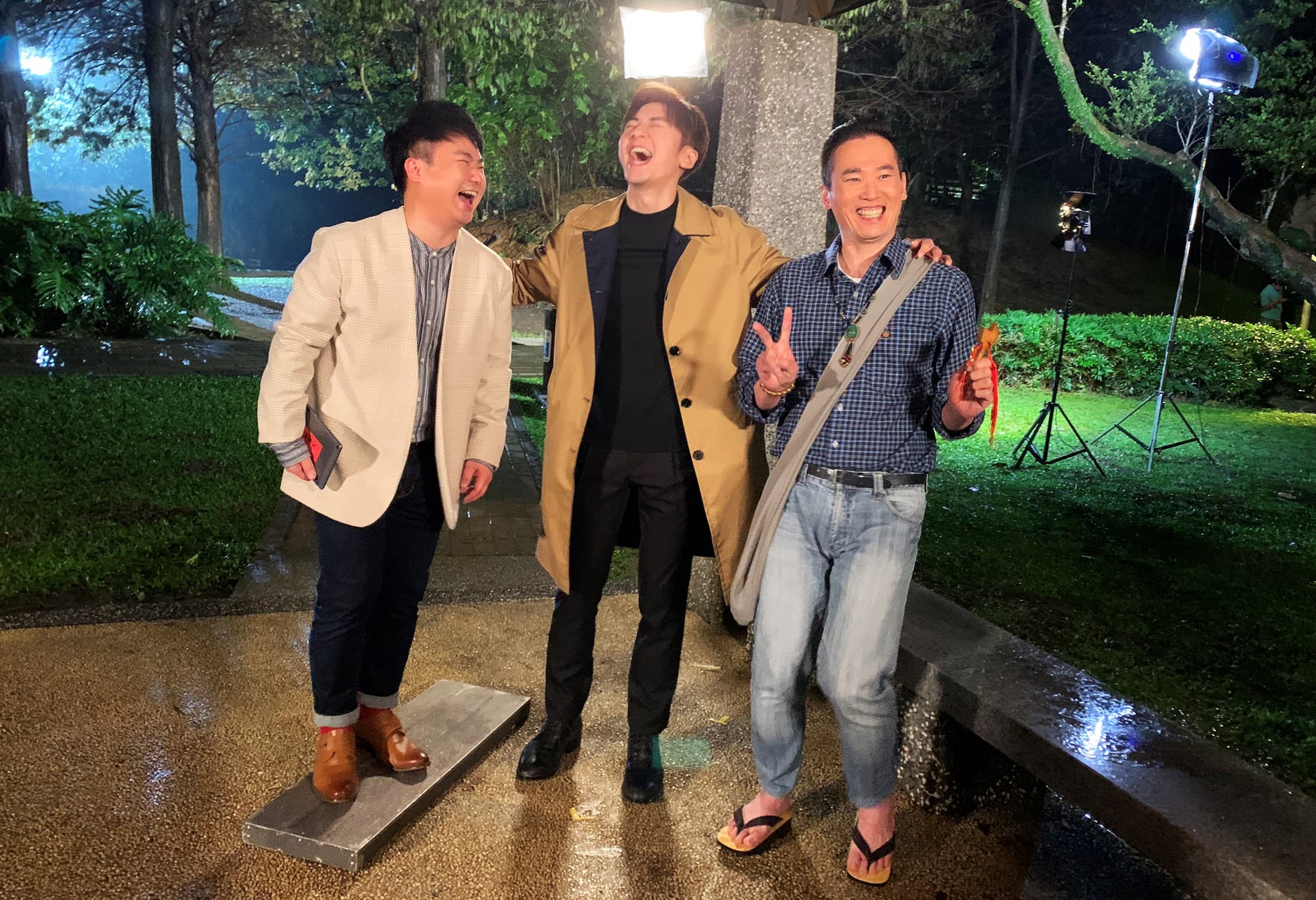 地球（左）、小應（右）經常脫稿演出，讓李國毅（中）哭笑不得。（三立提供）