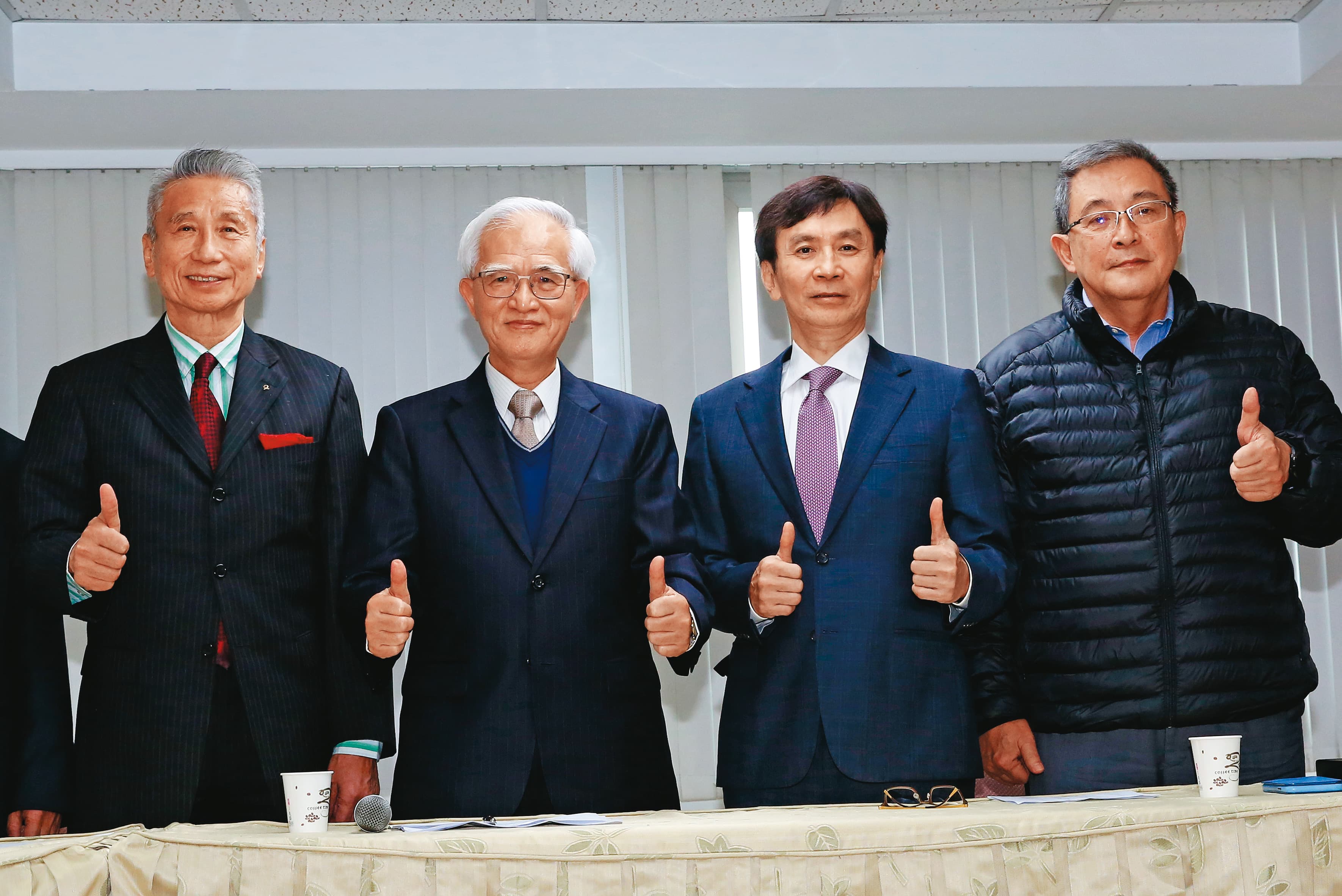 盧明光（左2）宣示5年內將大同營收從2百億元衝上千億元，至於大同雄厚的土地資產，則交給王光祥（左1）負責。
