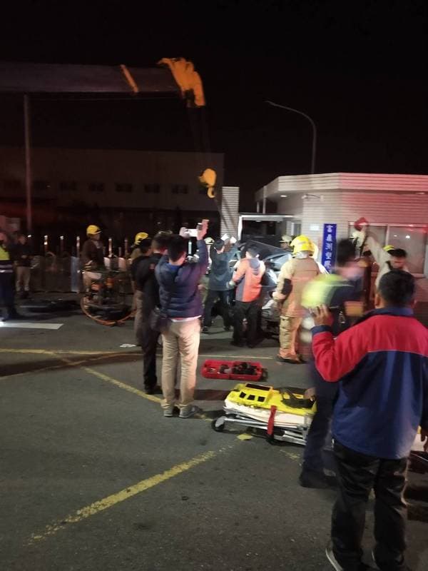 警消人員到場後花了1個多小時拆解車體,才將車上6名乘客拉出並緊急送醫,但最終不幸宣告不治。(台南市消防局提供)