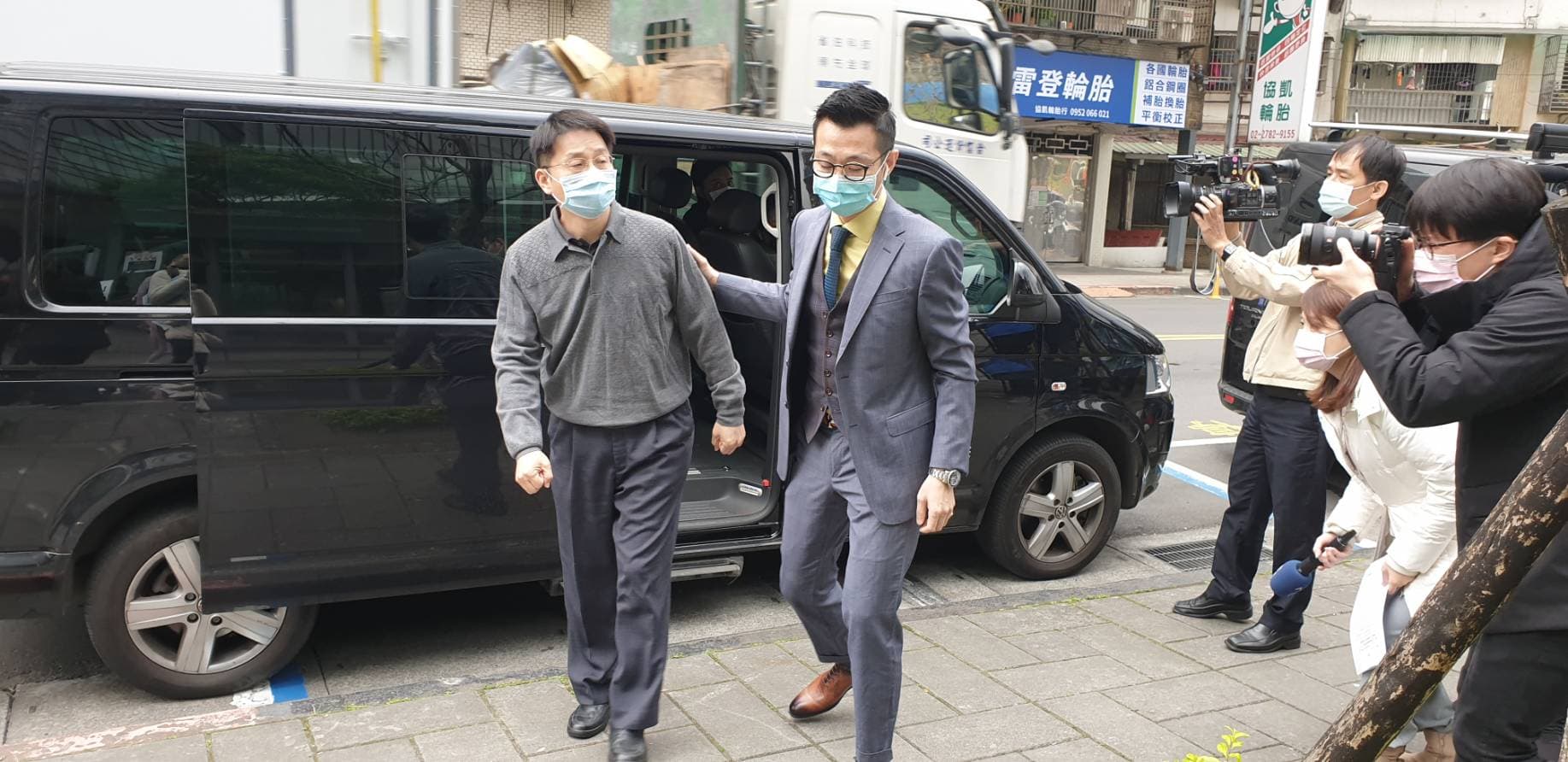 呂世明(左)上午召開記者會,泣訴被廢照喪失比例原則。呂世明提供