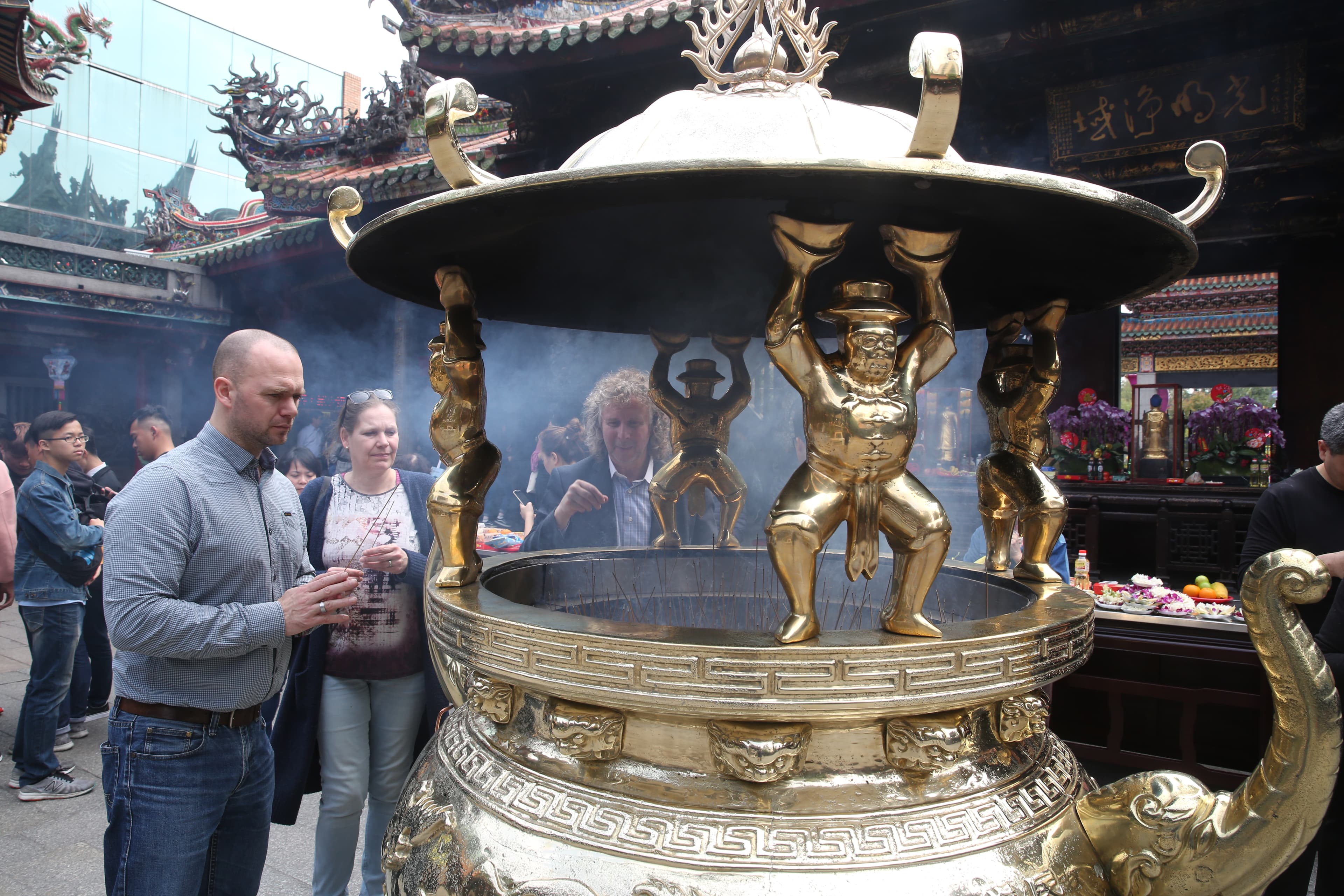 台北的龍山寺是外國人來台必訪的廟宇之一，也是過年開春拜拜的好去處。（本刊資料照）