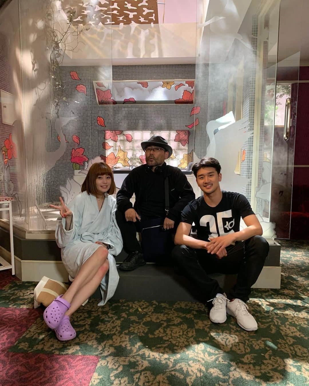 富手麻妙（左）為拍《皇家賓館》節食近一周，再次和武正晴導演（中）合作。（翻攝自富手麻妙IG）
