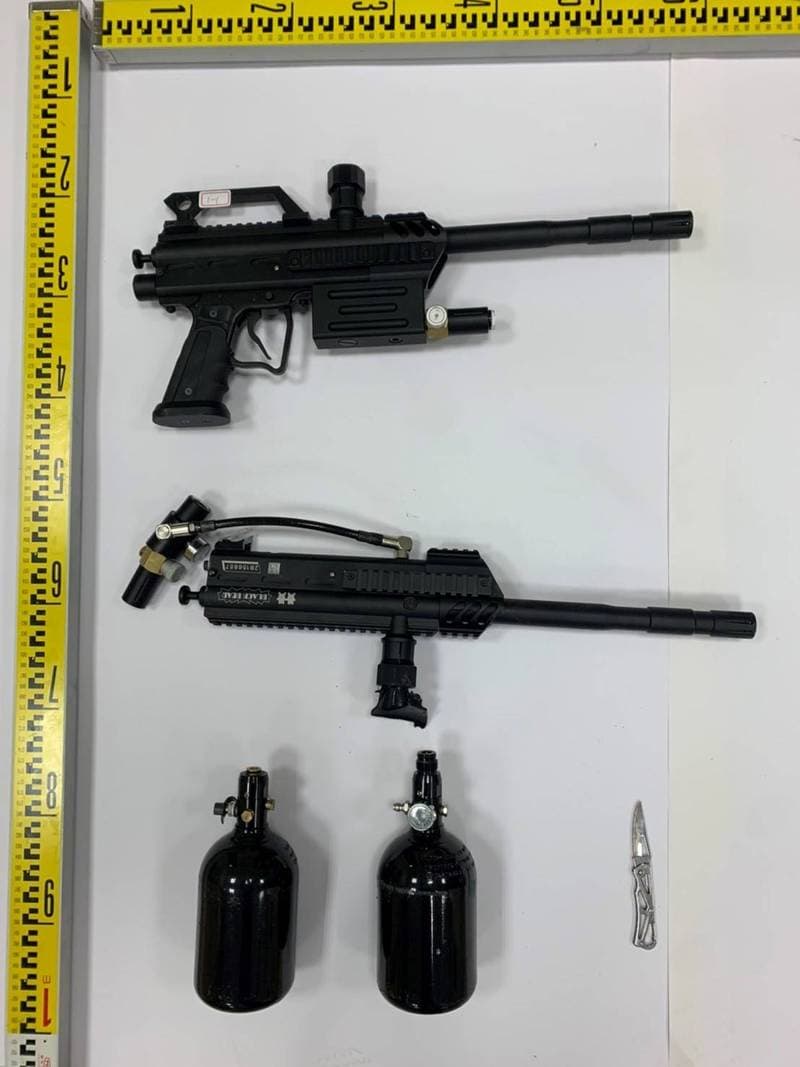 警方現場查扣的空氣槍，僅能發射鋼珠，並非外傳槍擊案。