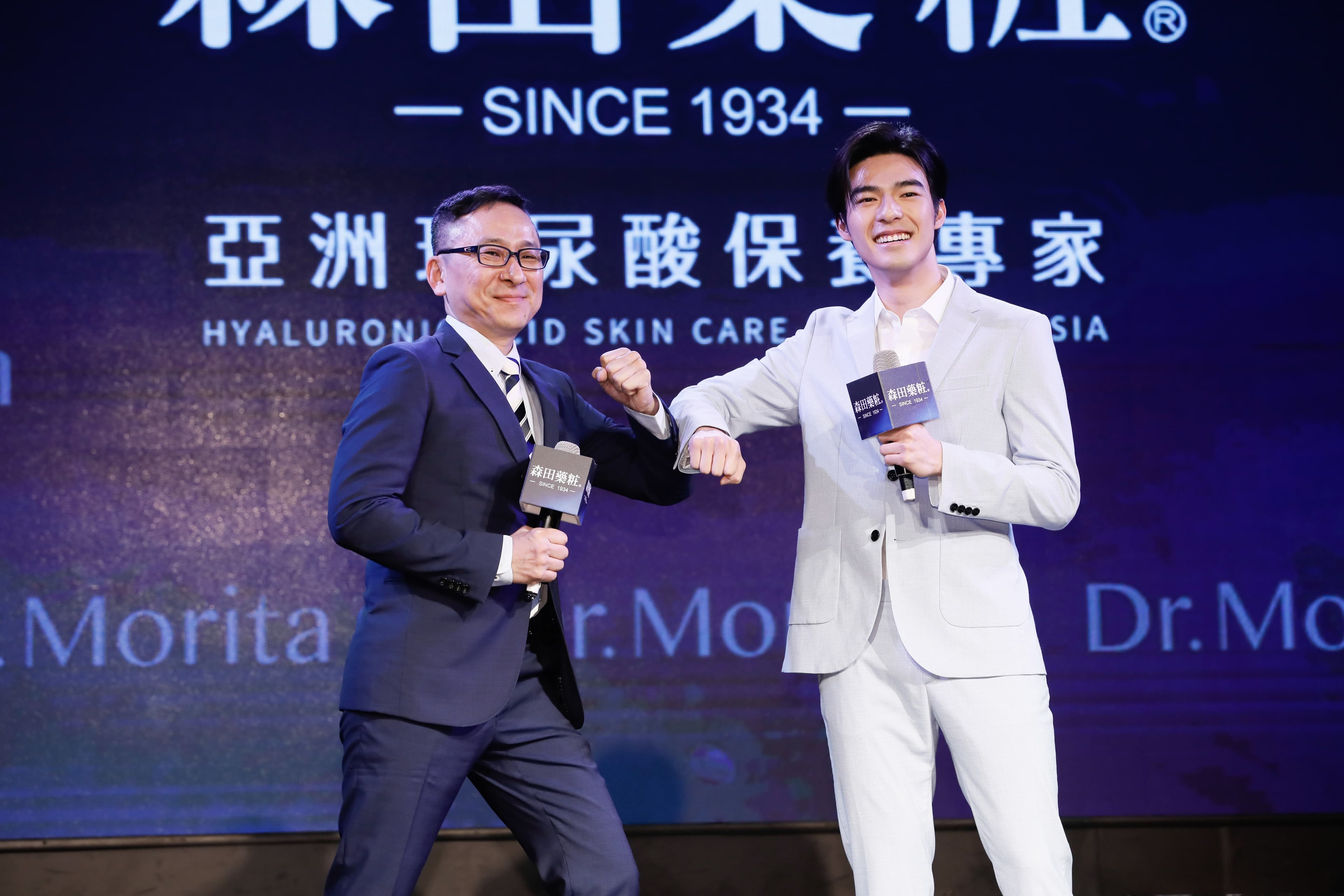 陳昊森與品牌執行長周俊旭以肘擊方式打招呼，防疫做好做滿。