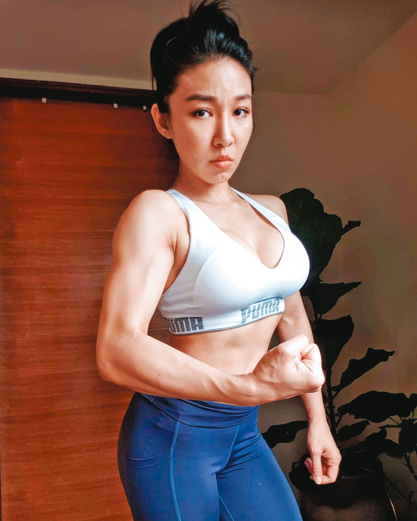 筋肉媽媽在臉書上寫下遭遇陌生騎士叫囂、吹口哨的感受：「我隱忍著中指不要出來say hello，真實的我很想給他一拳，教他一次，女人應該被尊重。」（翻攝筋肉媽媽臉書）