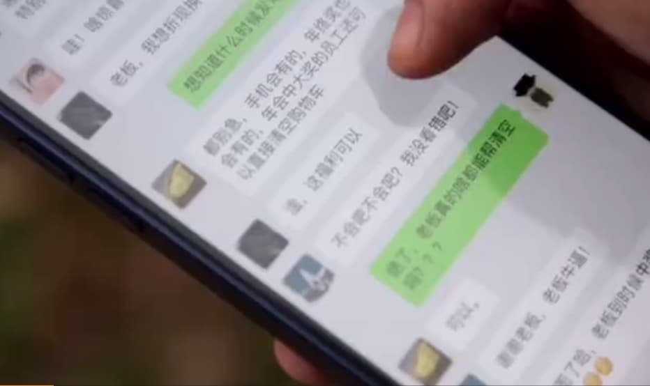 小王出示對話，老闆確實曾說過要幫中獎的人「清空購物車」。（翻攝微博）